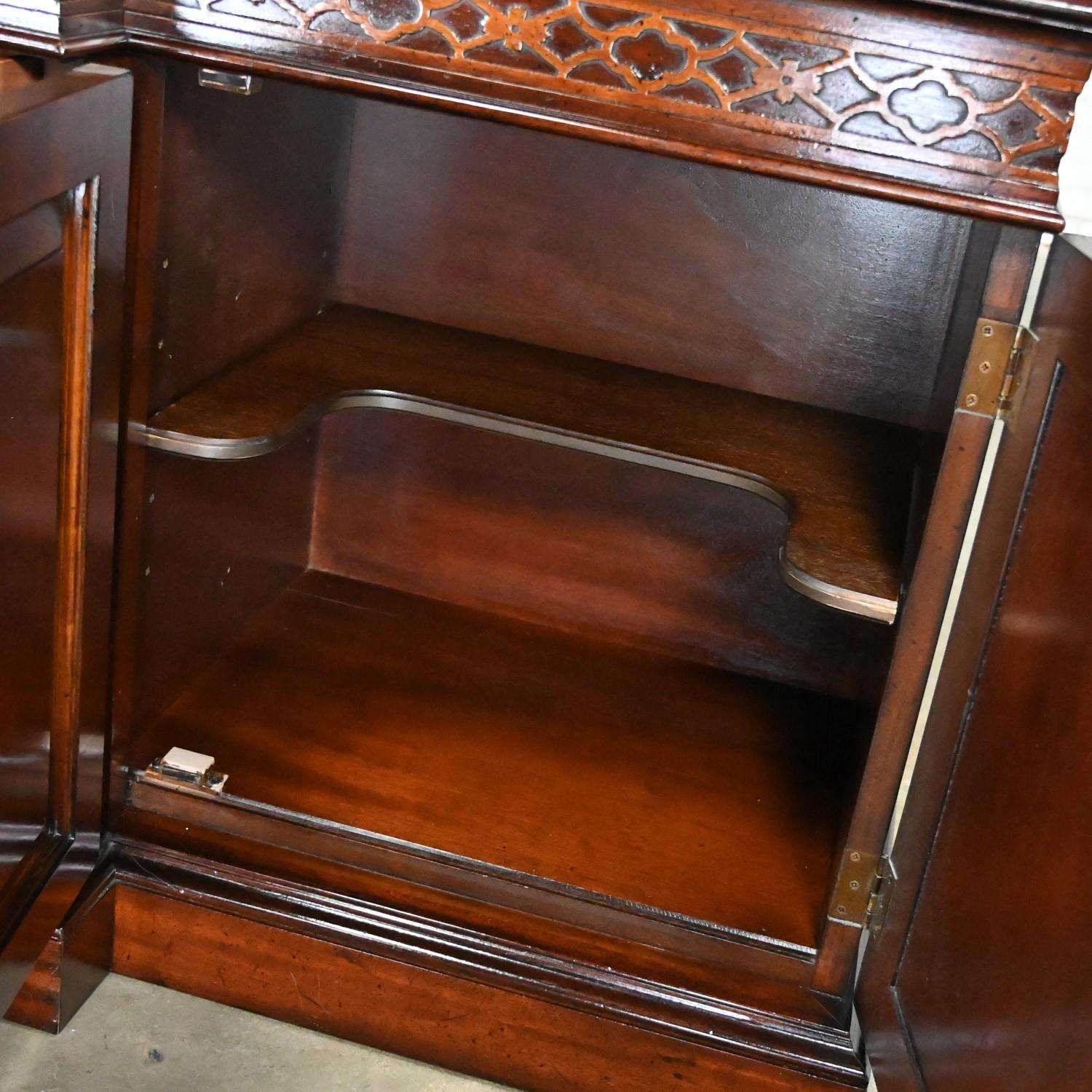 Armadio Chippendale cinese Henredon in mogano rifinito a strappo illuminato in vendita 12