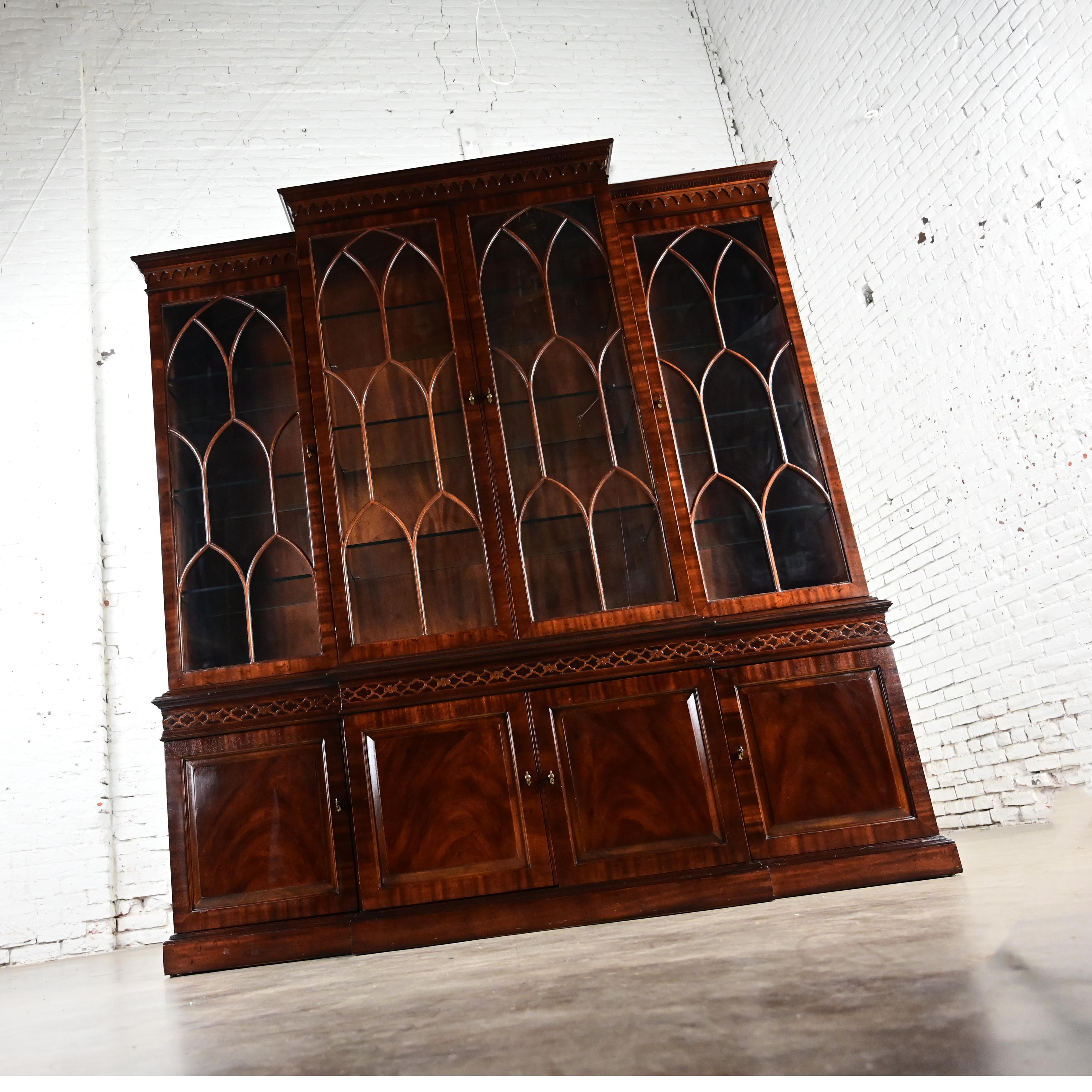 Chinese Chippendale Henredon Mahogany Finished Breakfront Lighted Cabinet 12