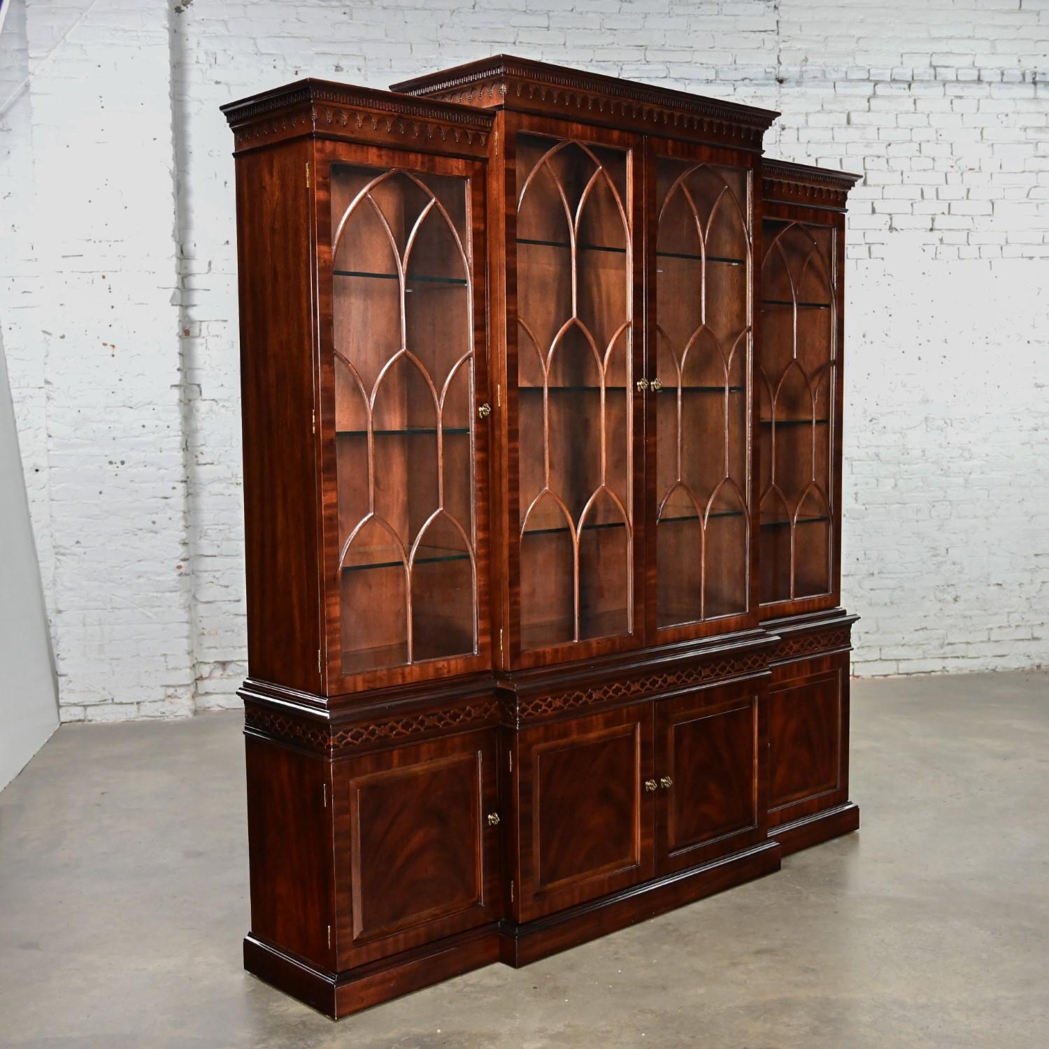 Splendida vetrinetta illuminata d'epoca cinese Henredon a 2 pezzi in legno massiccio rifinito in mogano con ante in vetro con montanti decorativi, ripiani in vetro con scanalature per piatti e una sezione inferiore con 3 cassetti centrali e un