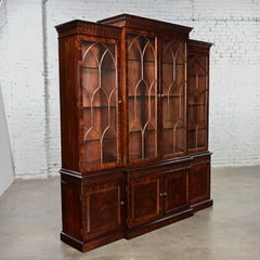 Chinese Chippendale Henredon Mahogany Finished Breakfront Lighted Cabinet