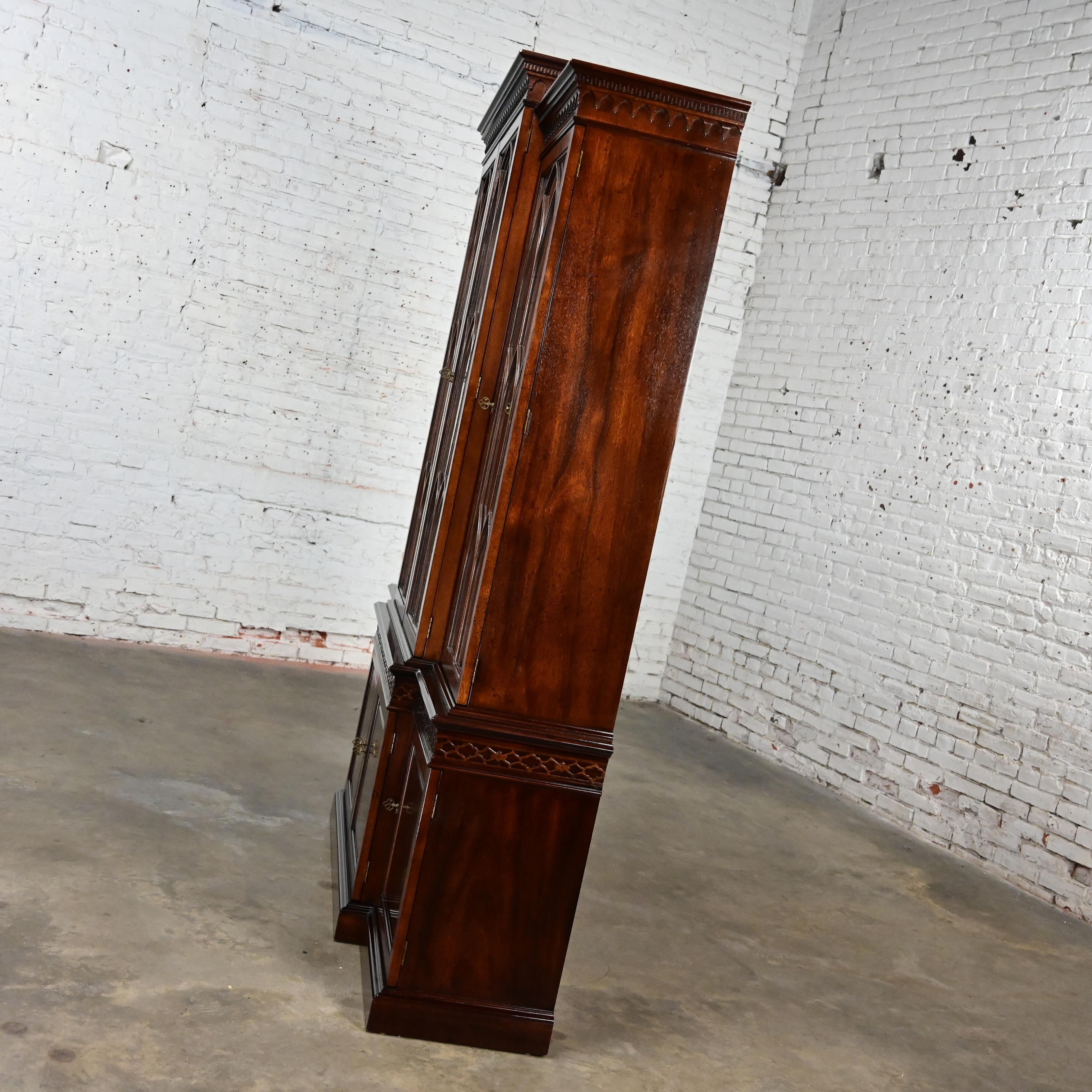 Chinese Chippendale Henredon Mahogany Finished Breakfront Lighted Cabinet In Good Condition In Topeka, KS
