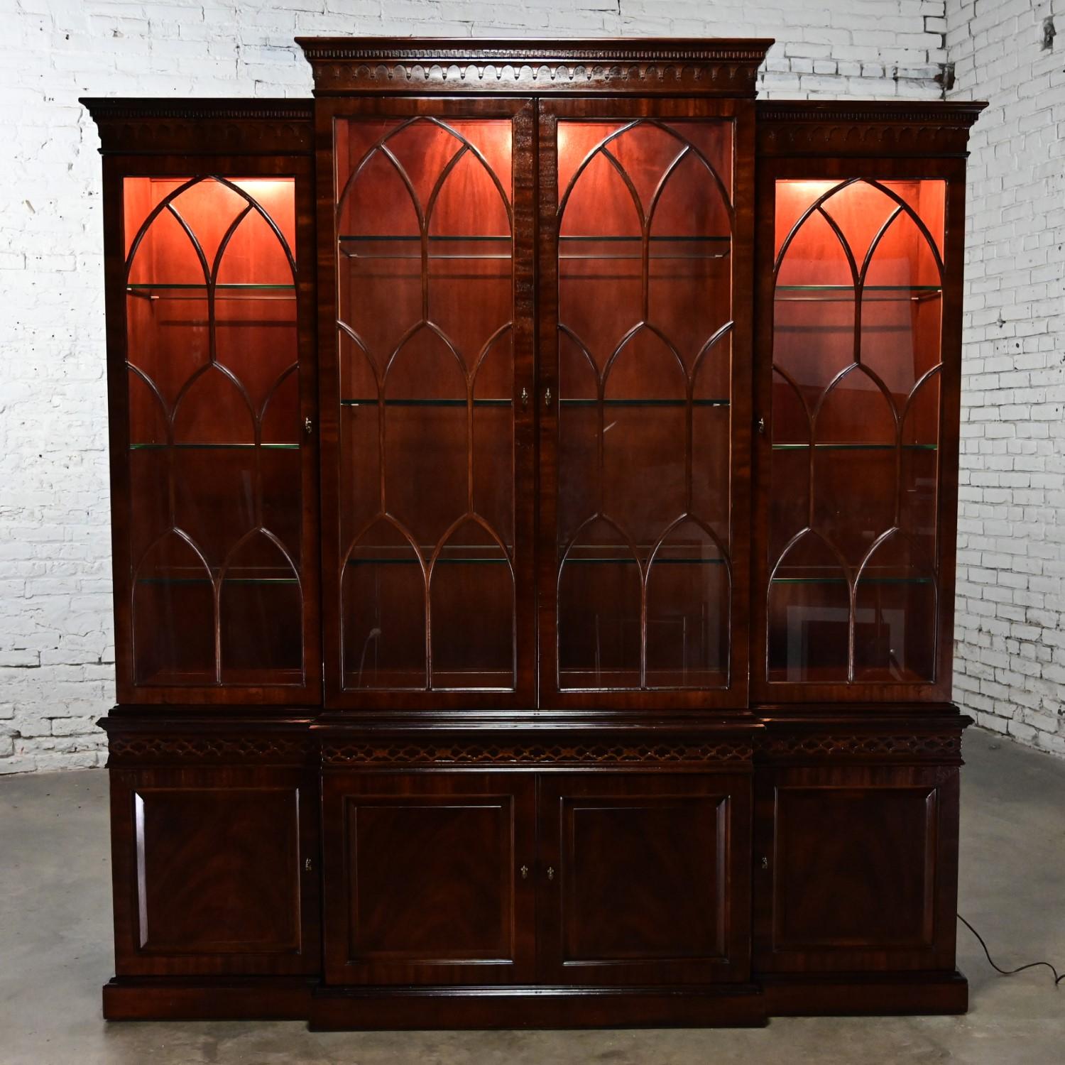 XX secolo Armadio Chippendale cinese Henredon in mogano rifinito a strappo illuminato in vendita