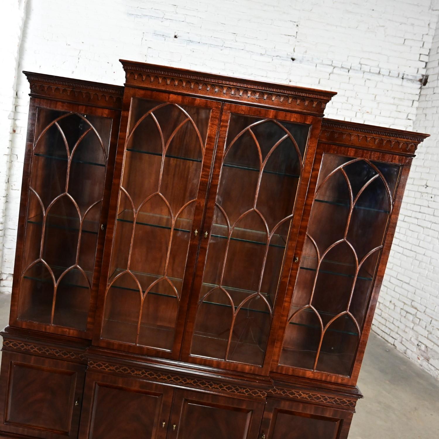 Ottone Armadio Chippendale cinese Henredon in mogano rifinito a strappo illuminato in vendita