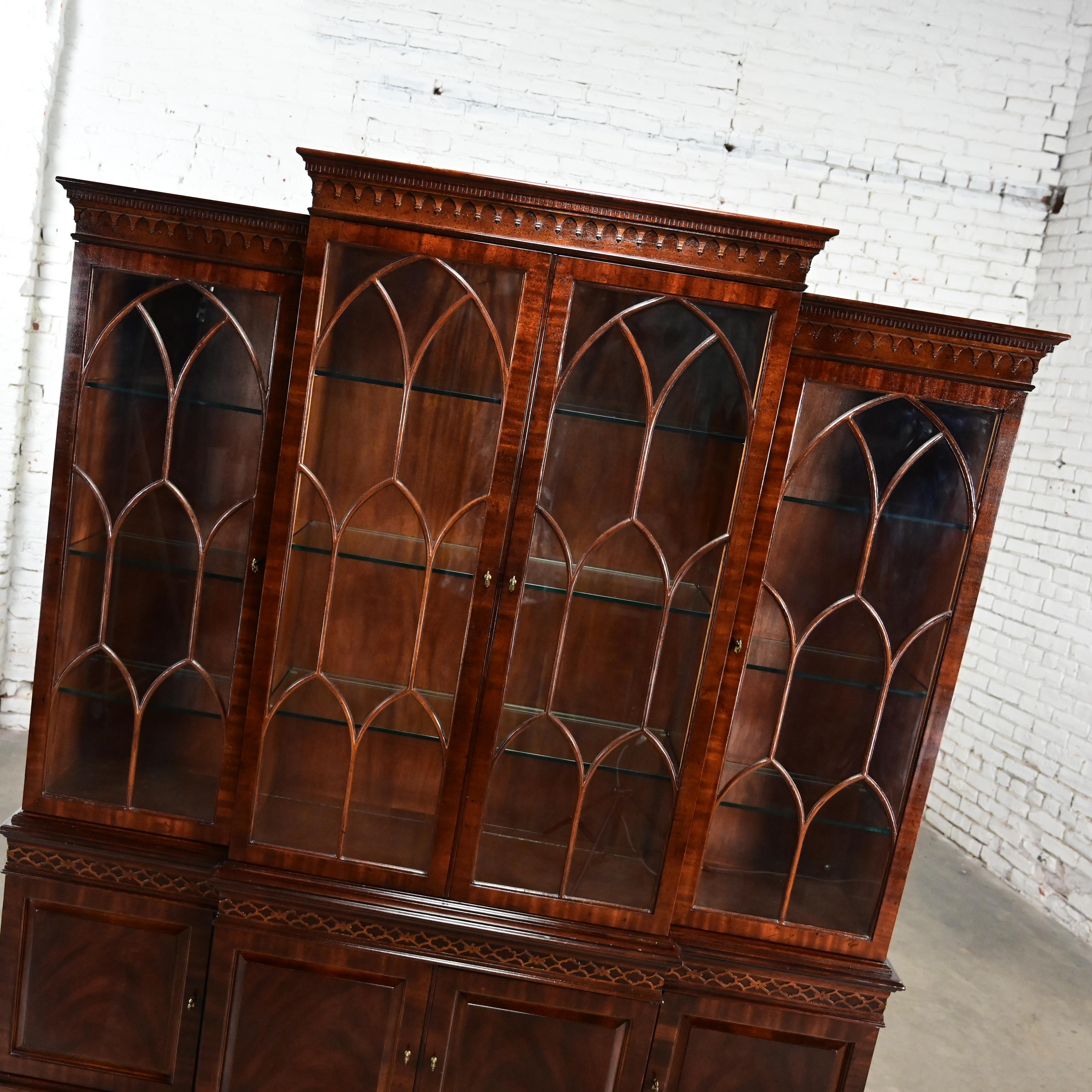 Chinese Chippendale Henredon Mahogany Finished Breakfront Lighted Cabinet 1
