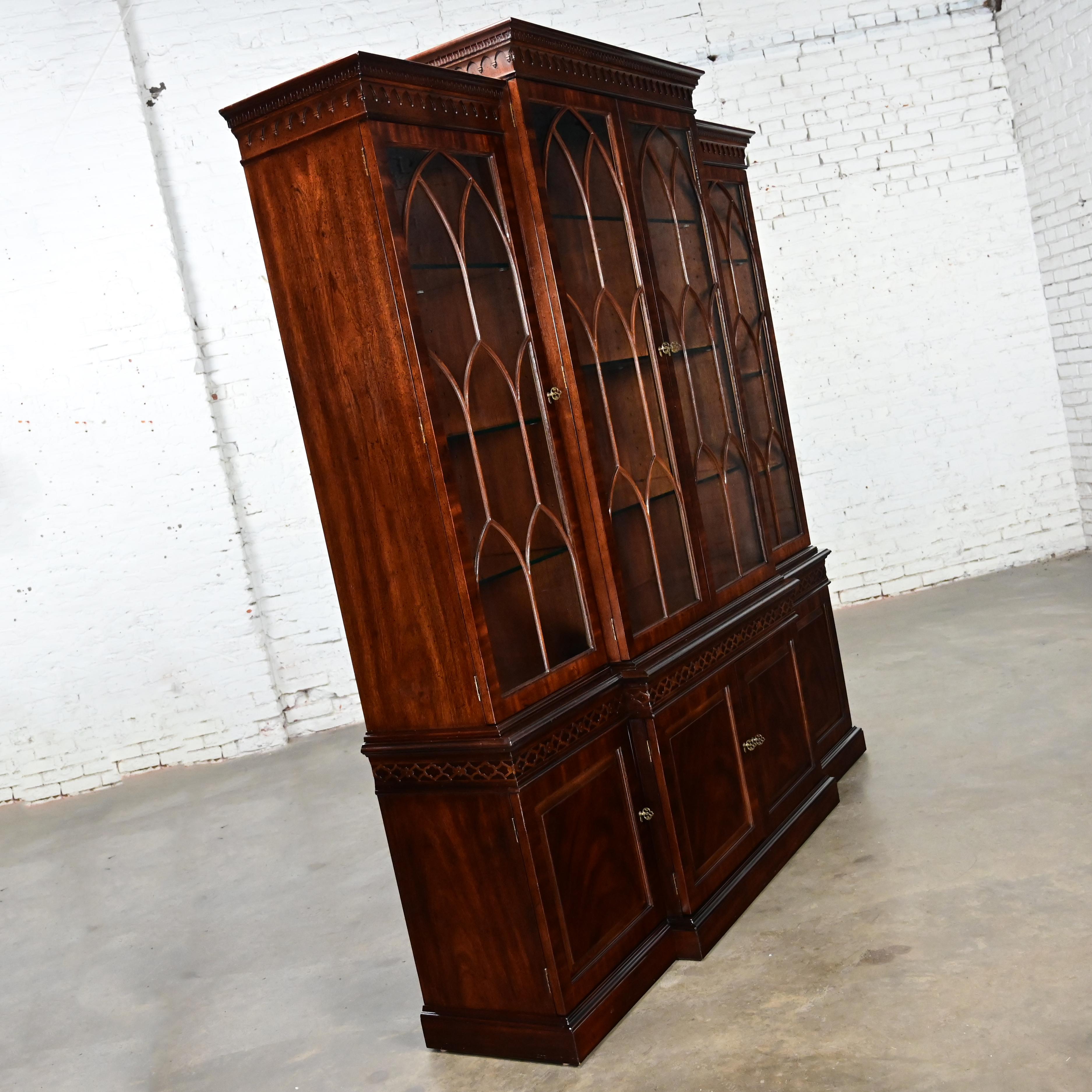 Chinese Chippendale Henredon Mahogany Finished Breakfront Lighted Cabinet 2
