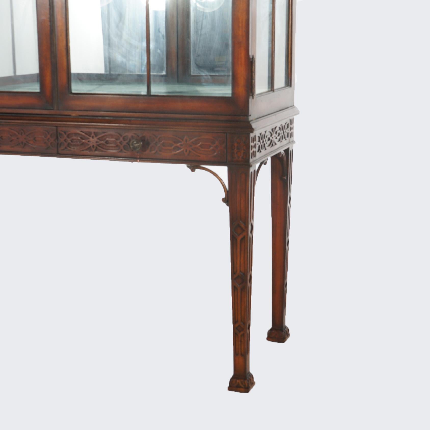 Armadio cinese Chippendale in mogano con stemma reticolato XX secolo In condizioni buone in vendita a Big Flats, NY