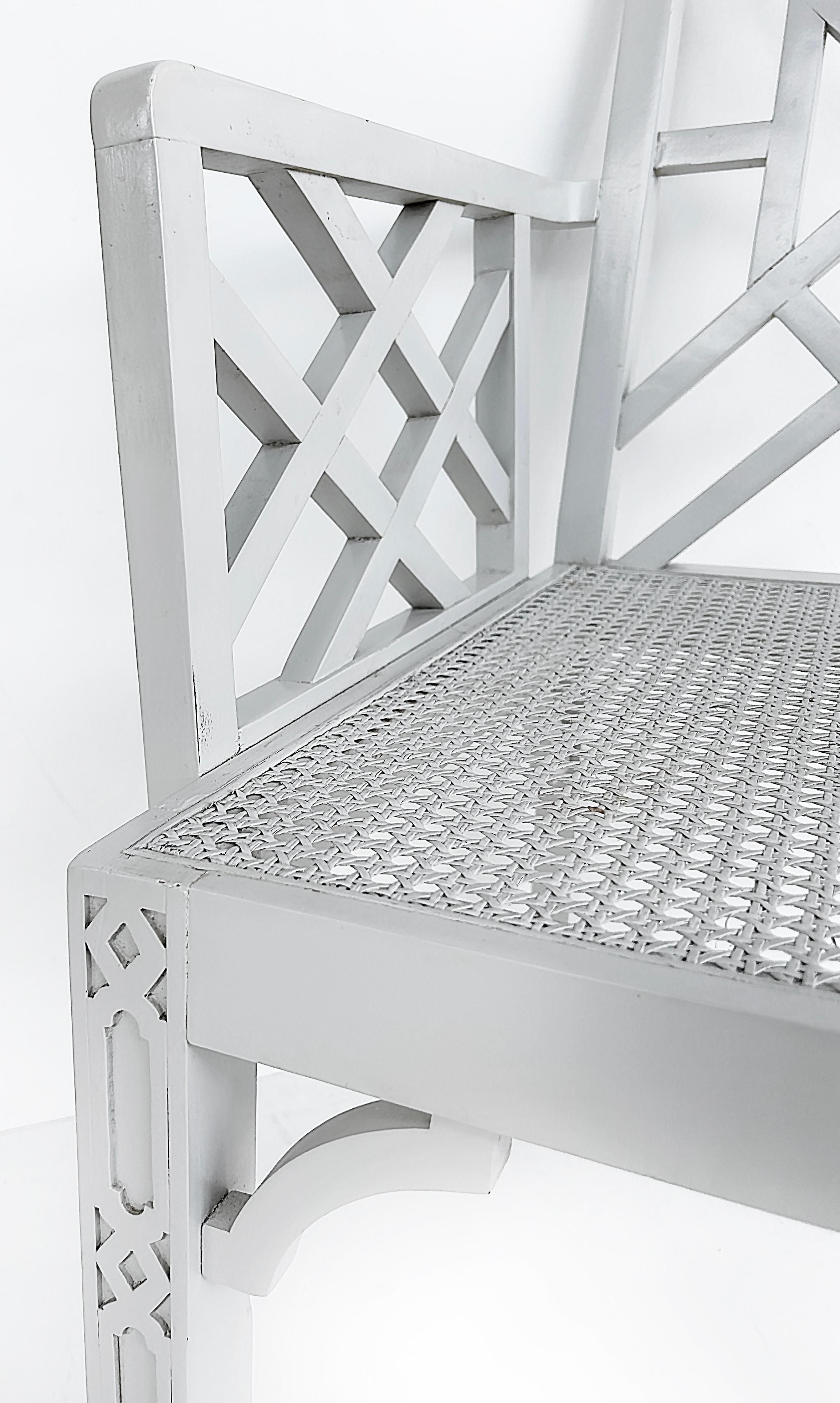Chaise Chippendale Chinoise Pagode Dossier en treillis peint en blanc avec assise cannée en vente 3