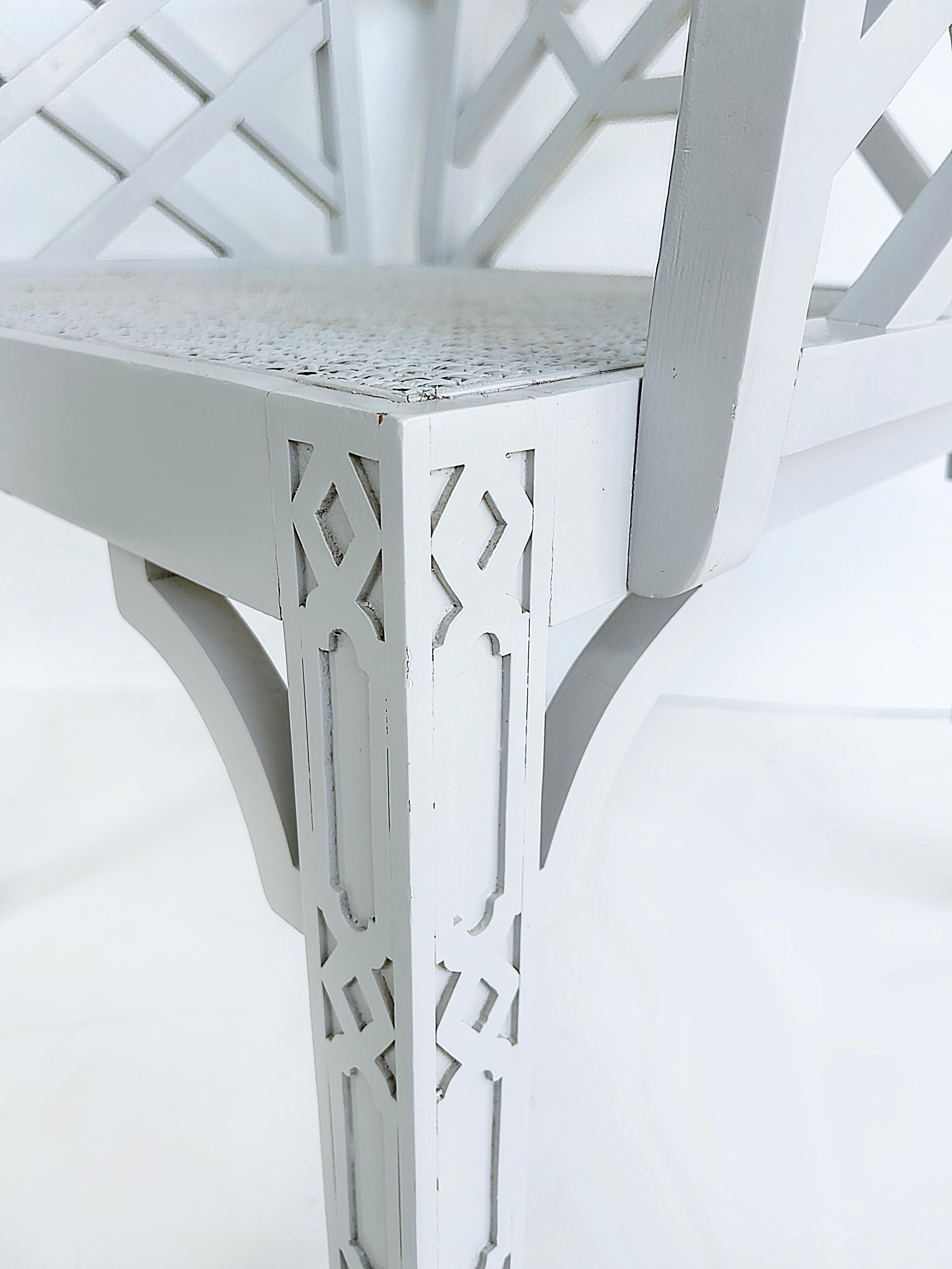 Chaise Chippendale Chinoise Pagode Dossier en treillis peint en blanc avec assise cannée en vente 4