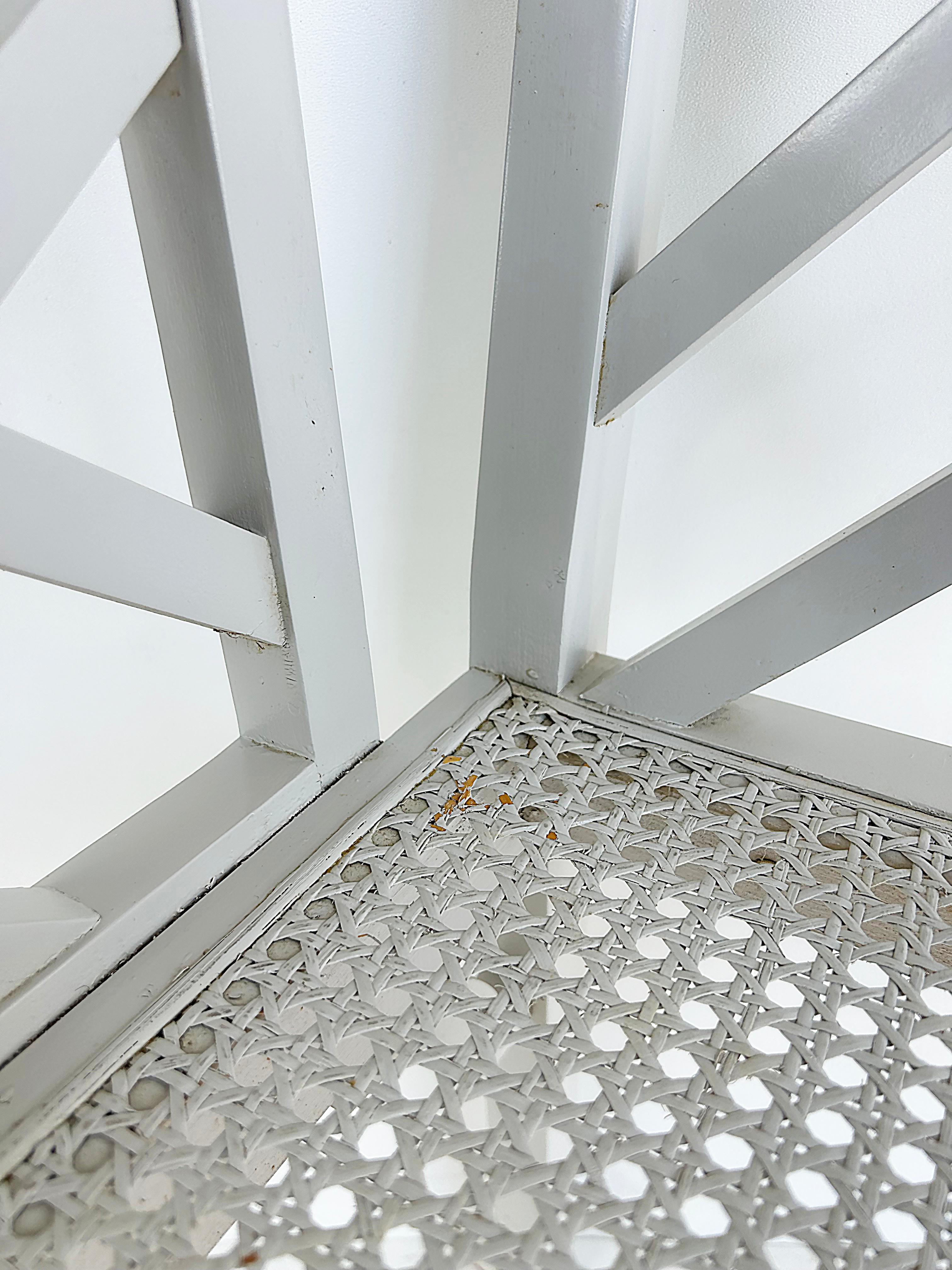 Chaise Chippendale Chinoise Pagode Dossier en treillis peint en blanc avec assise cannée en vente 5