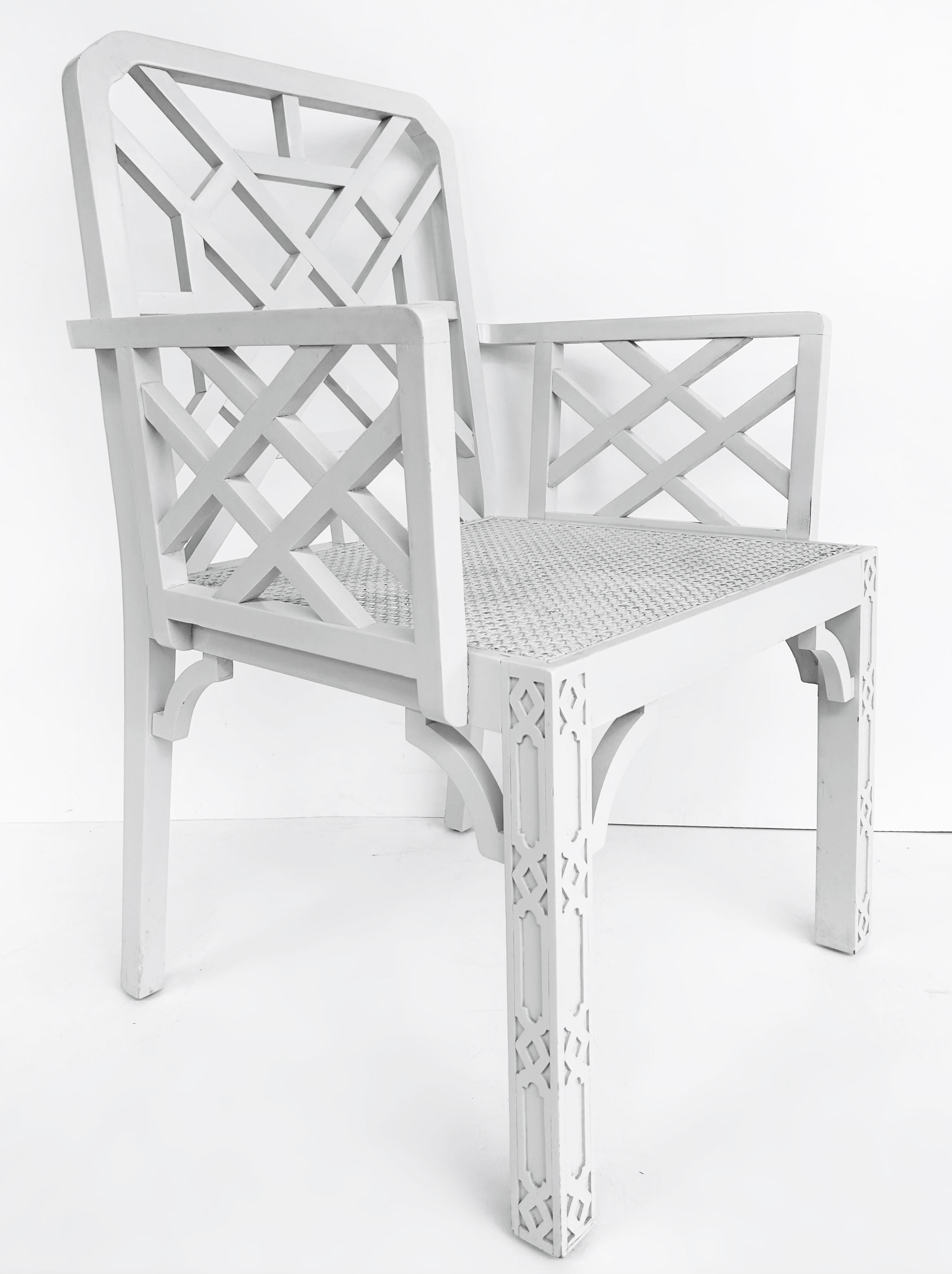 Chippendale chinois Chaise Chippendale Chinoise Pagode Dossier en treillis peint en blanc avec assise cannée en vente
