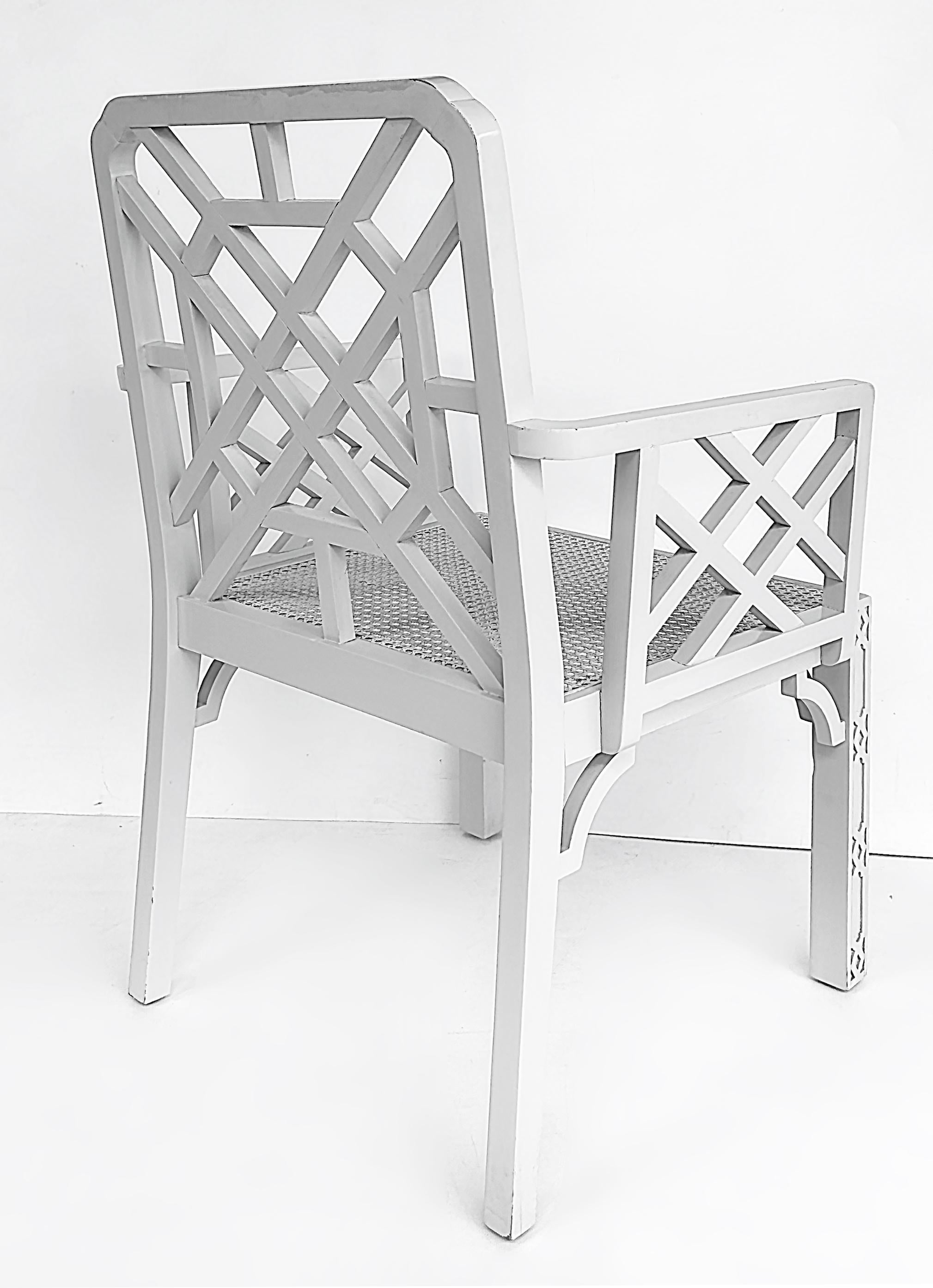 Chaise Chippendale Chinoise Pagode Dossier en treillis peint en blanc avec assise cannée Bon état - En vente à Miami, FL