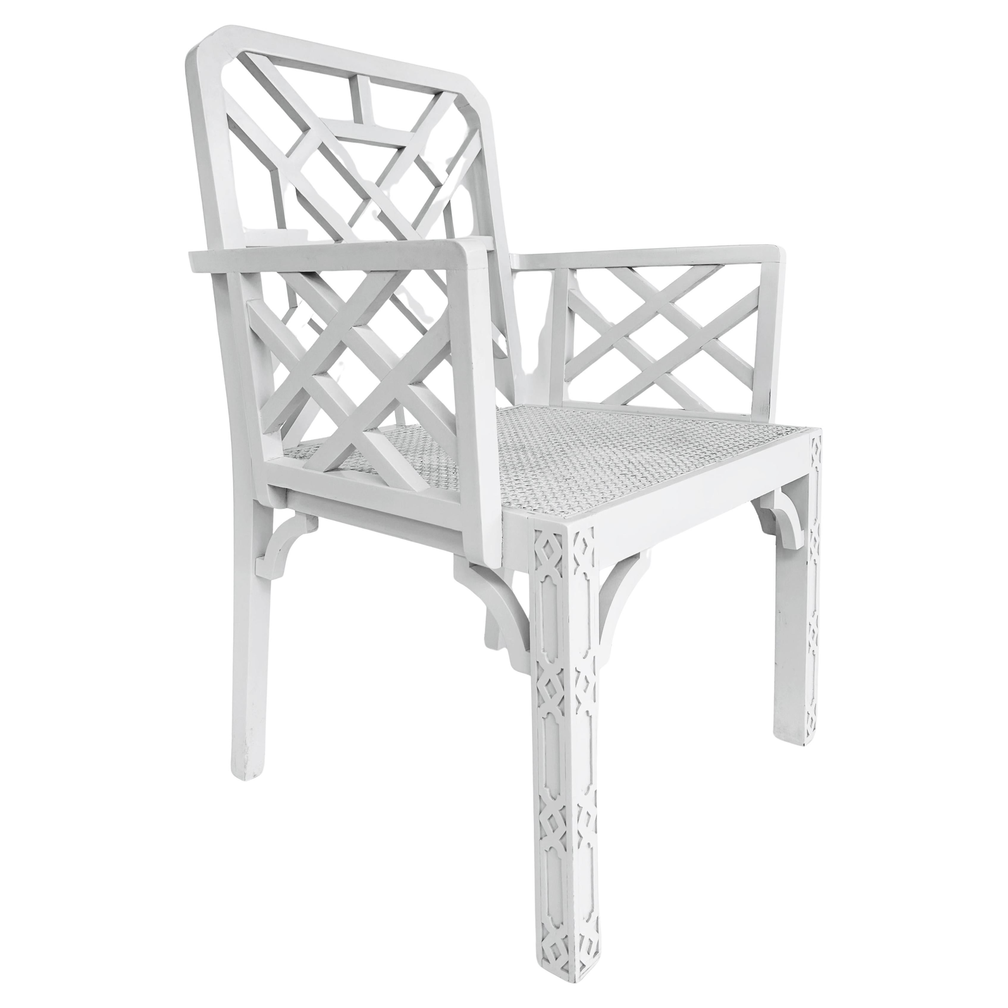 Chaise Chippendale Chinoise Pagode Dossier en treillis peint en blanc avec assise cannée