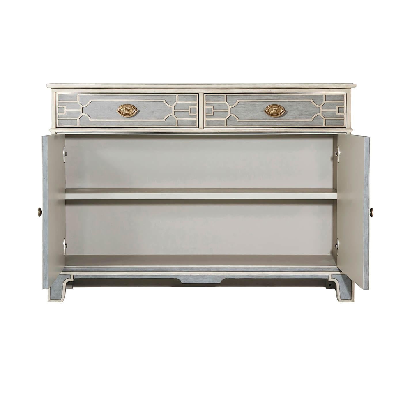 Chinesischer Chippendale Kabinett bemalt (Chinese Chippendale) im Angebot