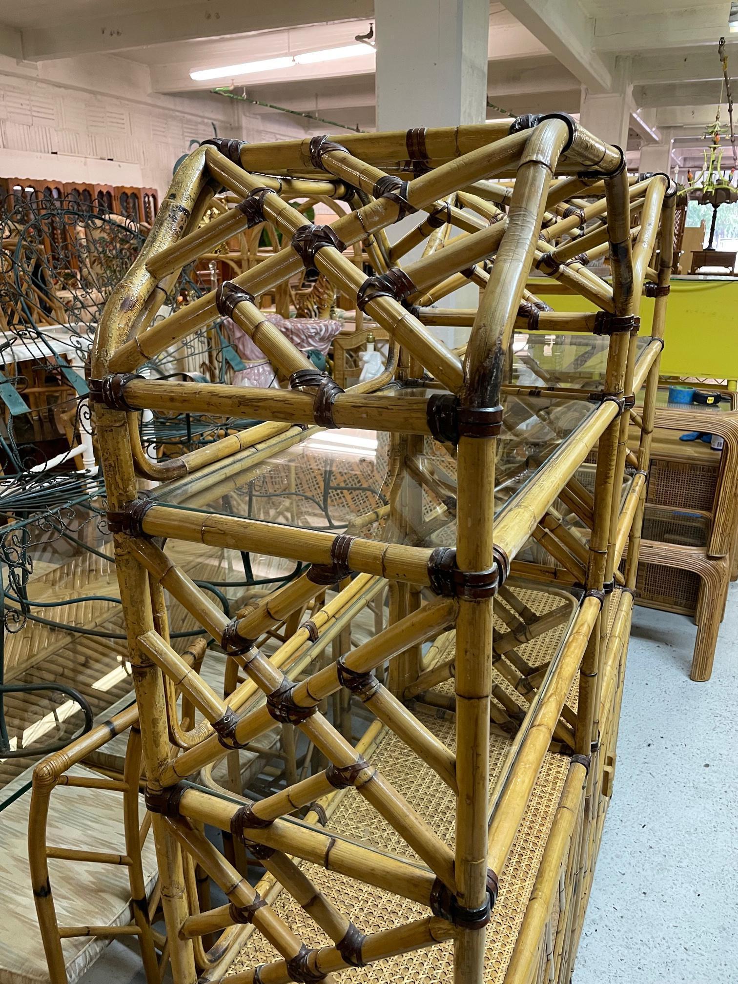 Ménsulas chinas de ratán y caña Chippendale en Bueno estado para la venta en Jacksonville, FL