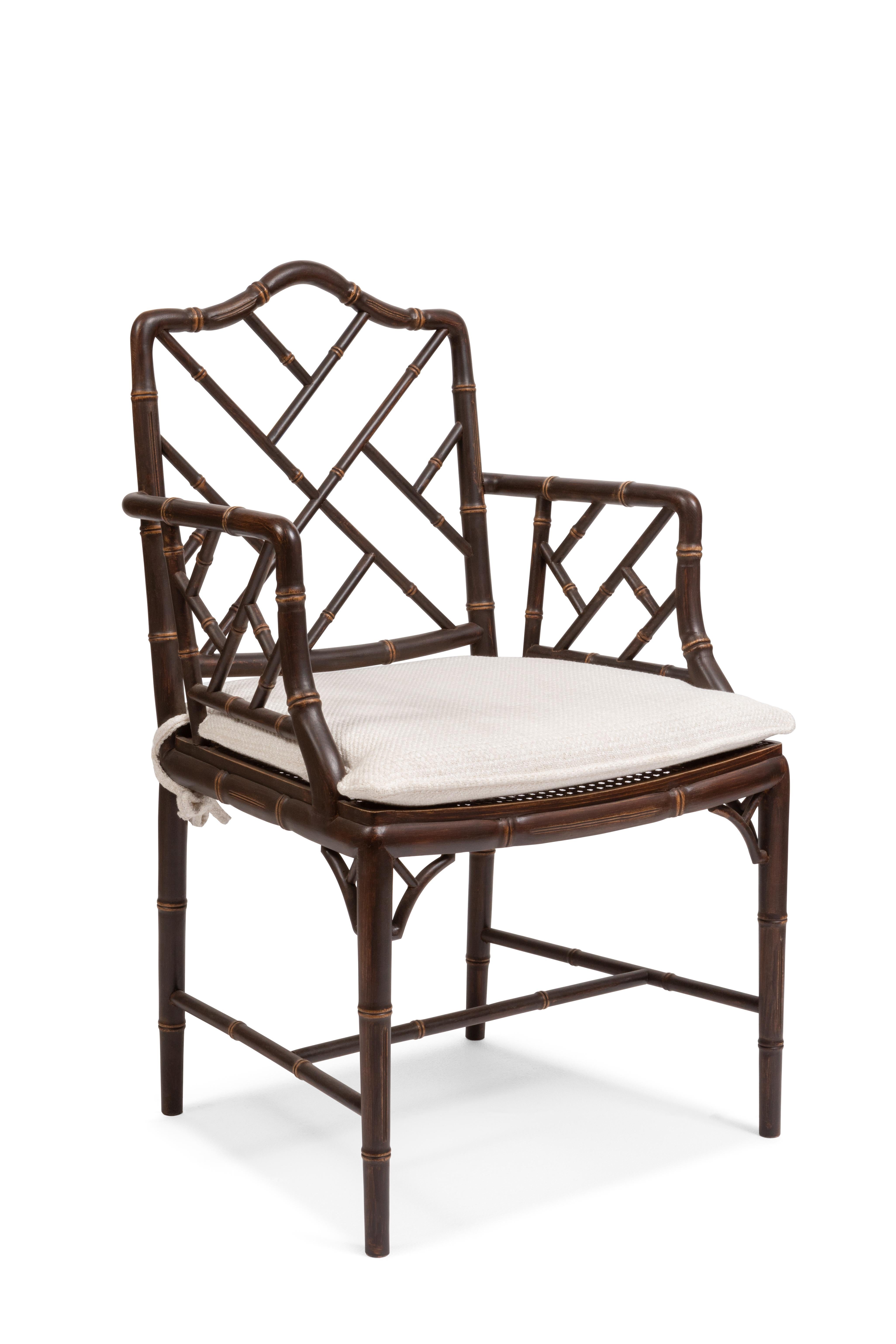 Holzstuhl mit Armlehnen, inspiriert vom chinesischen Chippendale-Stil. Dieser Sessel gehört zur 