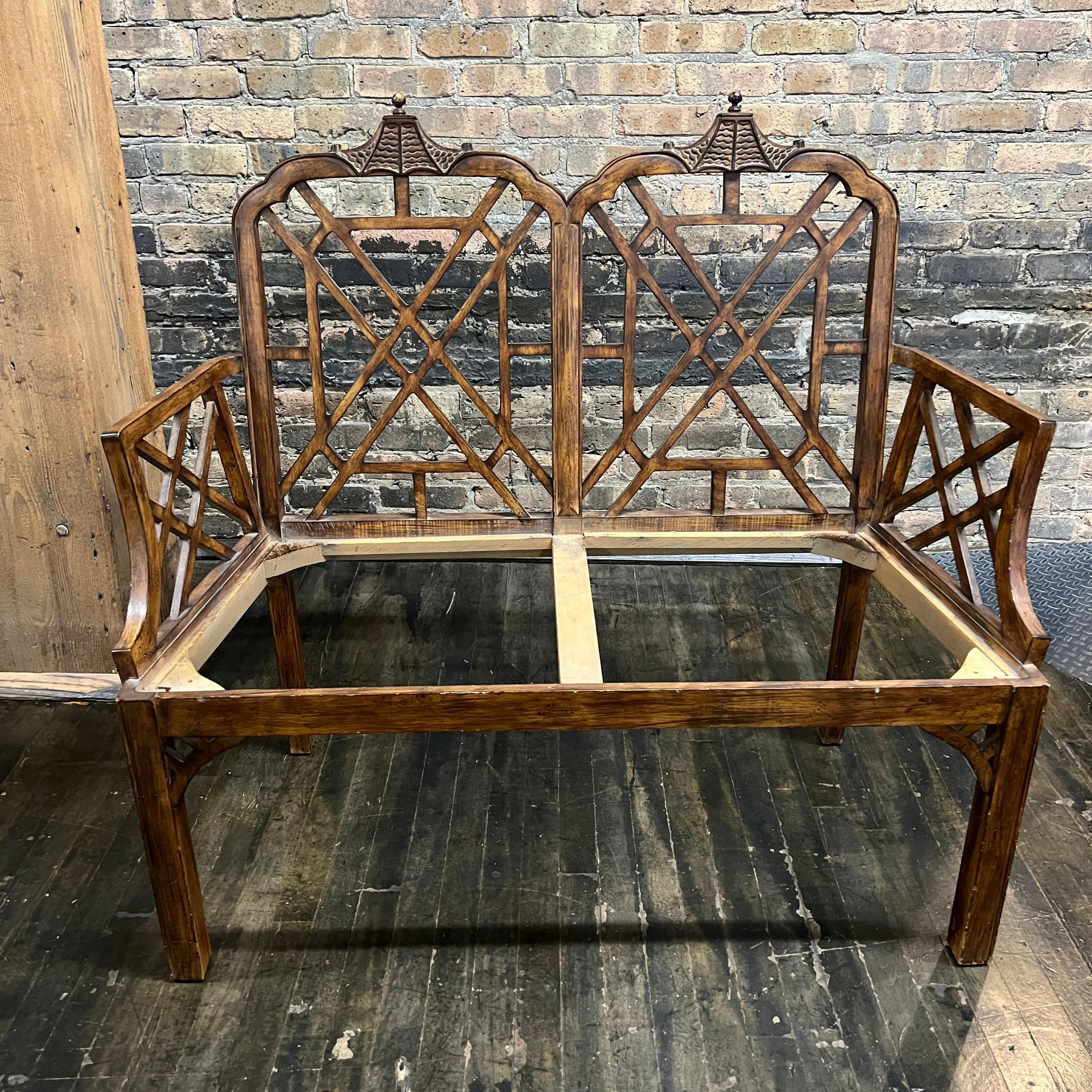 Banc ou causeau chinois de style Chippendale avec détails en forme de pagode en vente 2