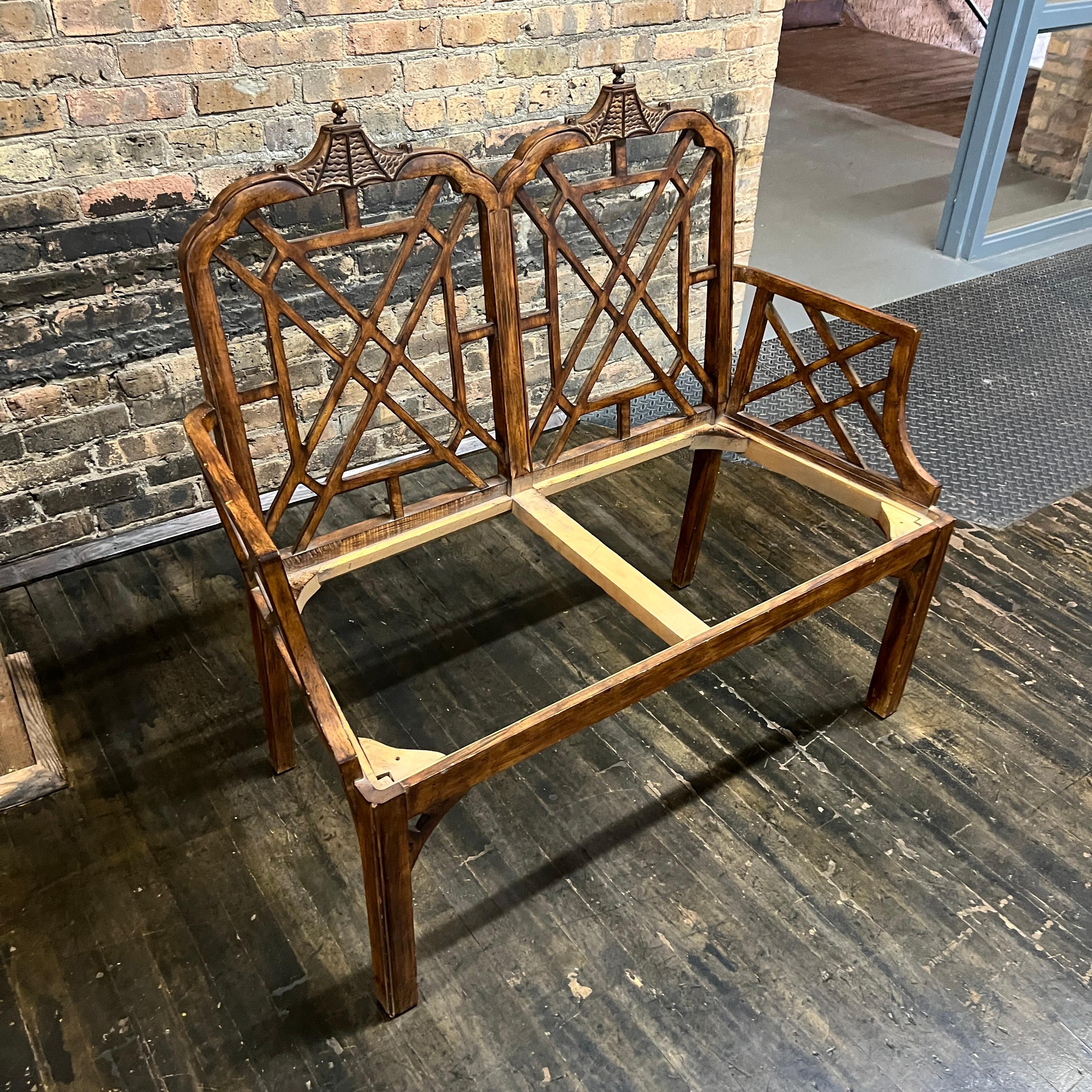 Banc ou causeau chinois de style Chippendale avec détails en forme de pagode en vente 3