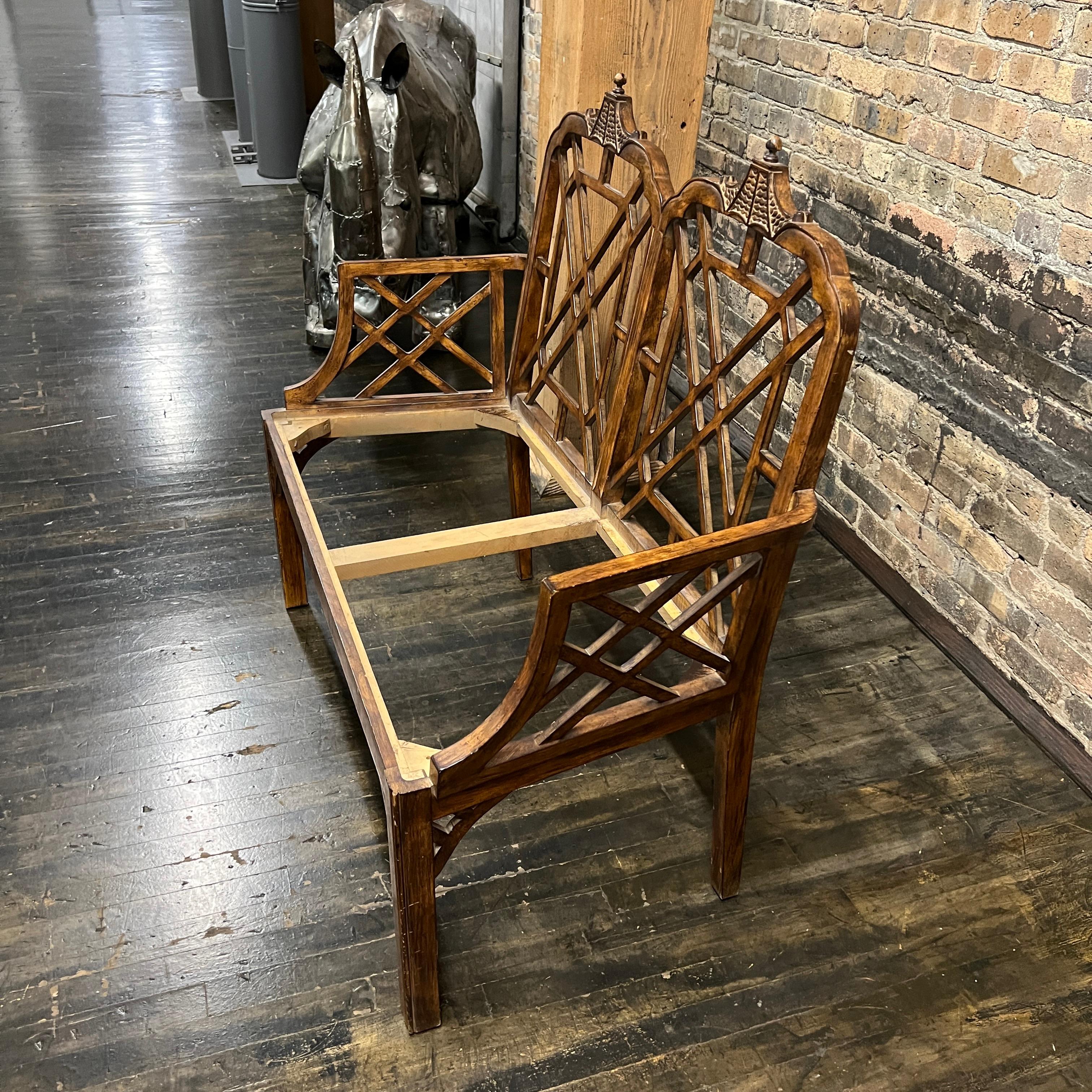 Banc ou causeau chinois de style Chippendale avec détails en forme de pagode en vente 4