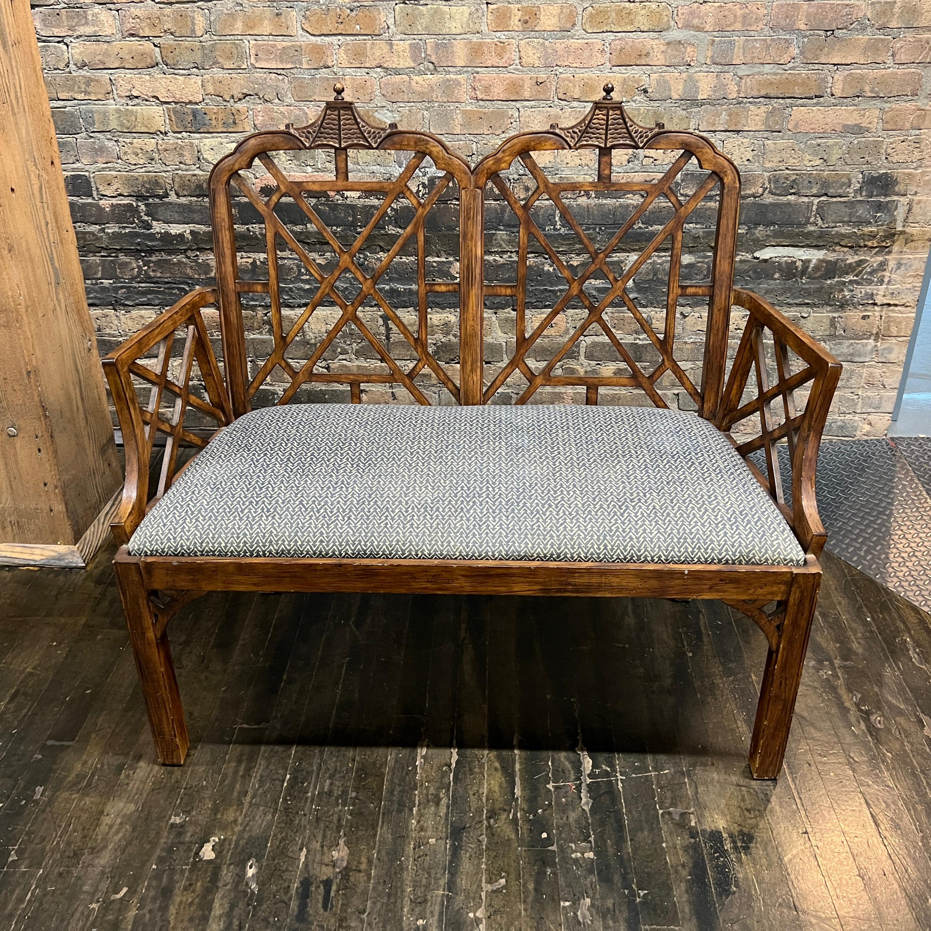 Banc tapissé de style Chippendale chinois avec détails de pagodes.  Probablement du 19e ou du 20e siècle.  Aucune marque de fabricant.

Quelques légères marques et éraflures sur le cadre.  Le revêtement de l'assise est taché (et le coussin de