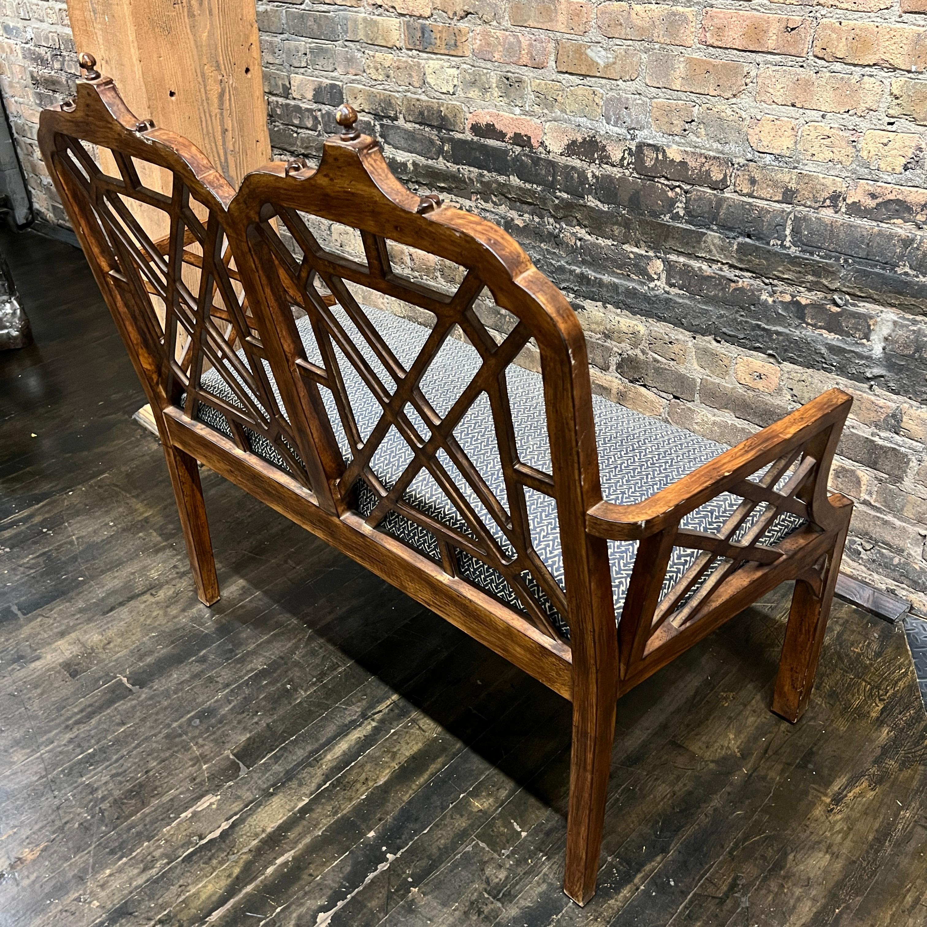 Chippendale chinois Banc ou causeau chinois de style Chippendale avec détails en forme de pagode en vente