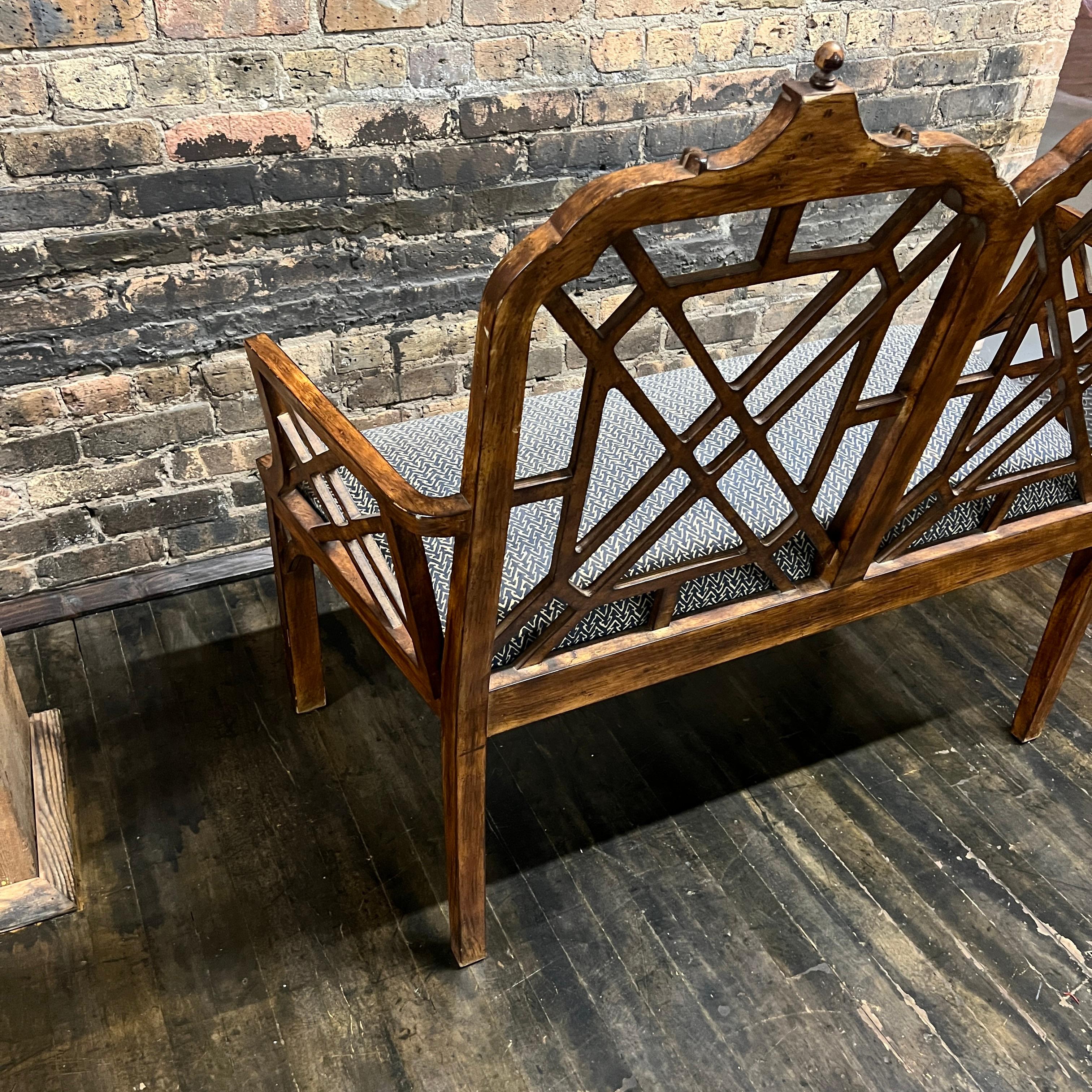 Inconnu Banc ou causeau chinois de style Chippendale avec détails en forme de pagode en vente