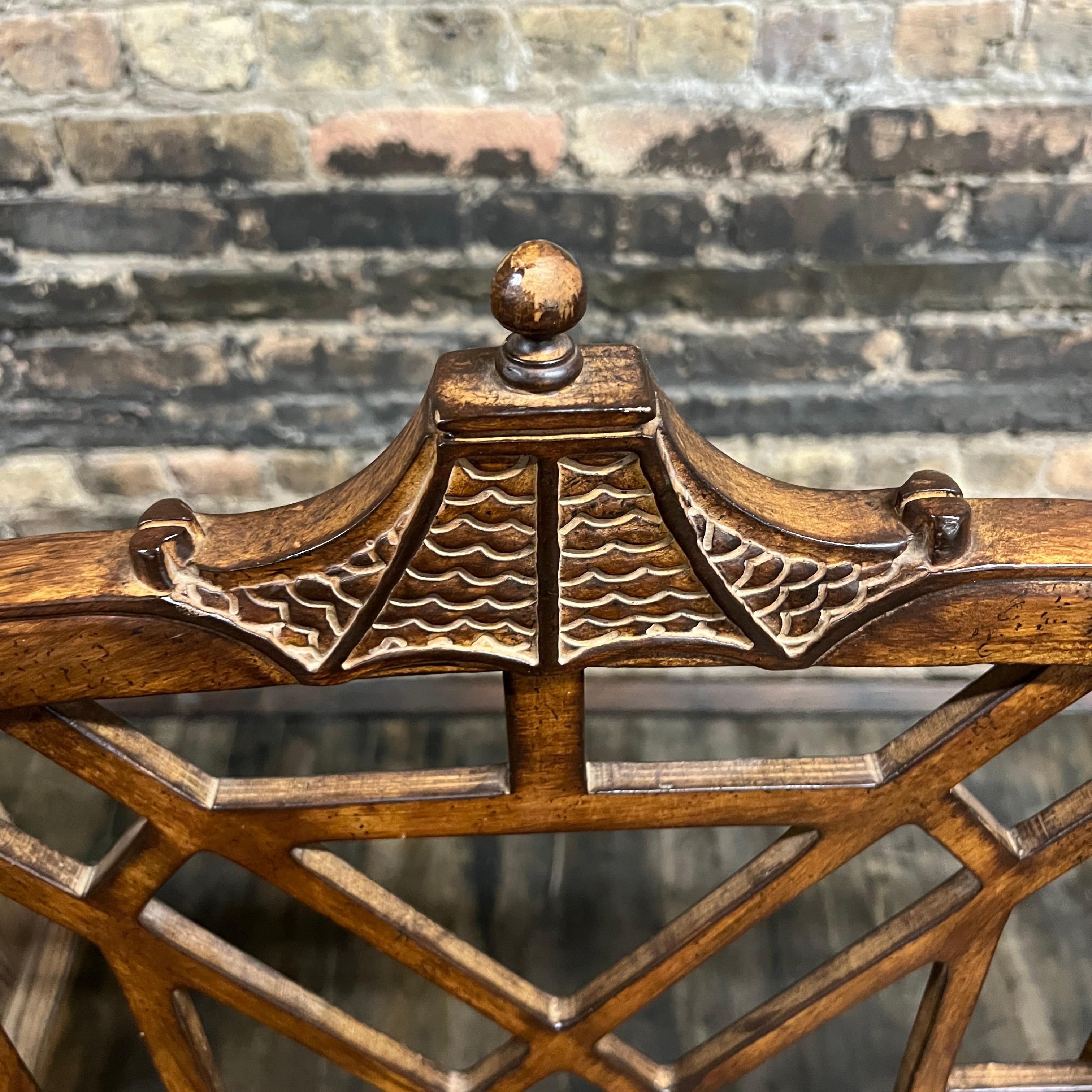 Banc ou causeau chinois de style Chippendale avec détails en forme de pagode Bon état - En vente à Chicago, IL