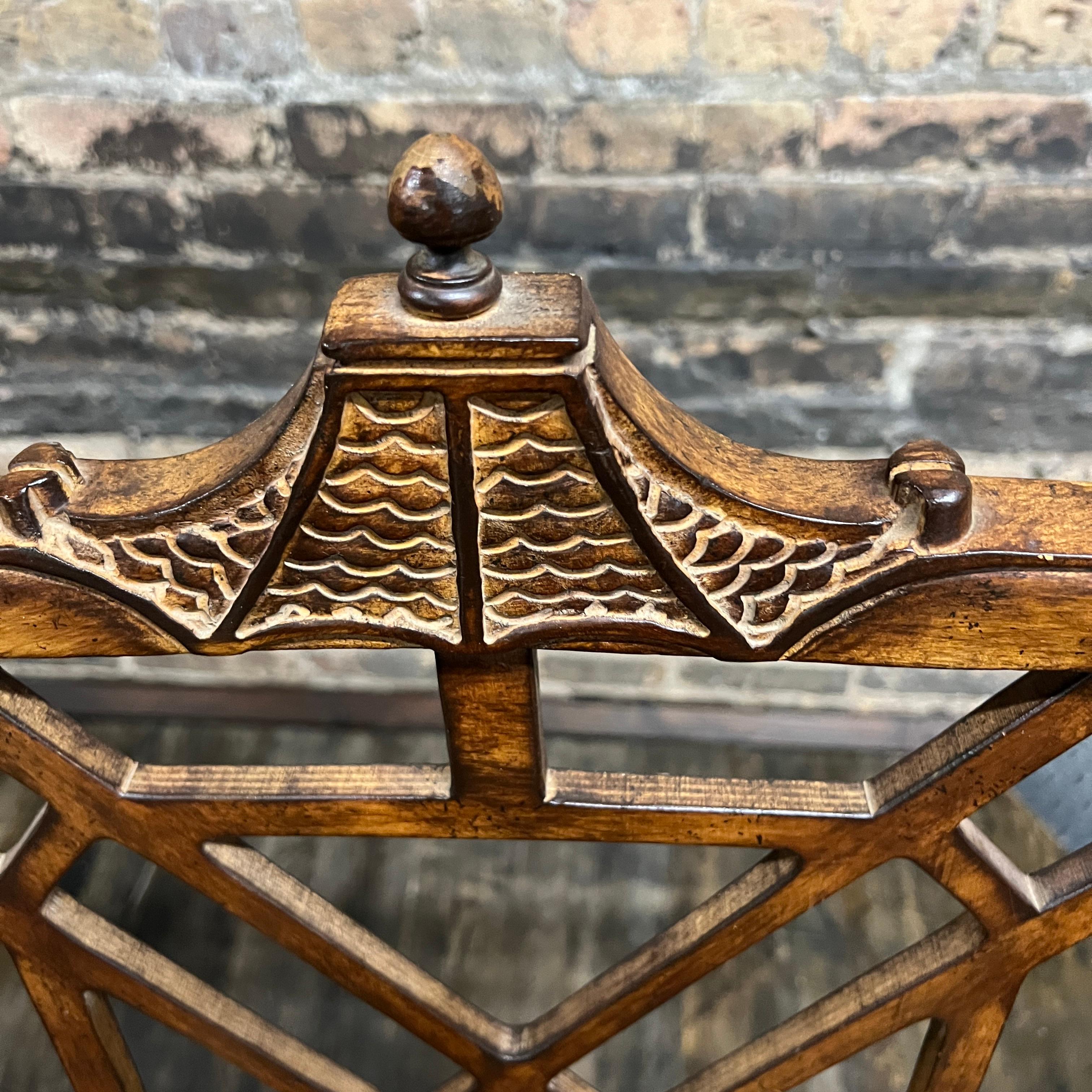 20ième siècle Banc ou causeau chinois de style Chippendale avec détails en forme de pagode en vente