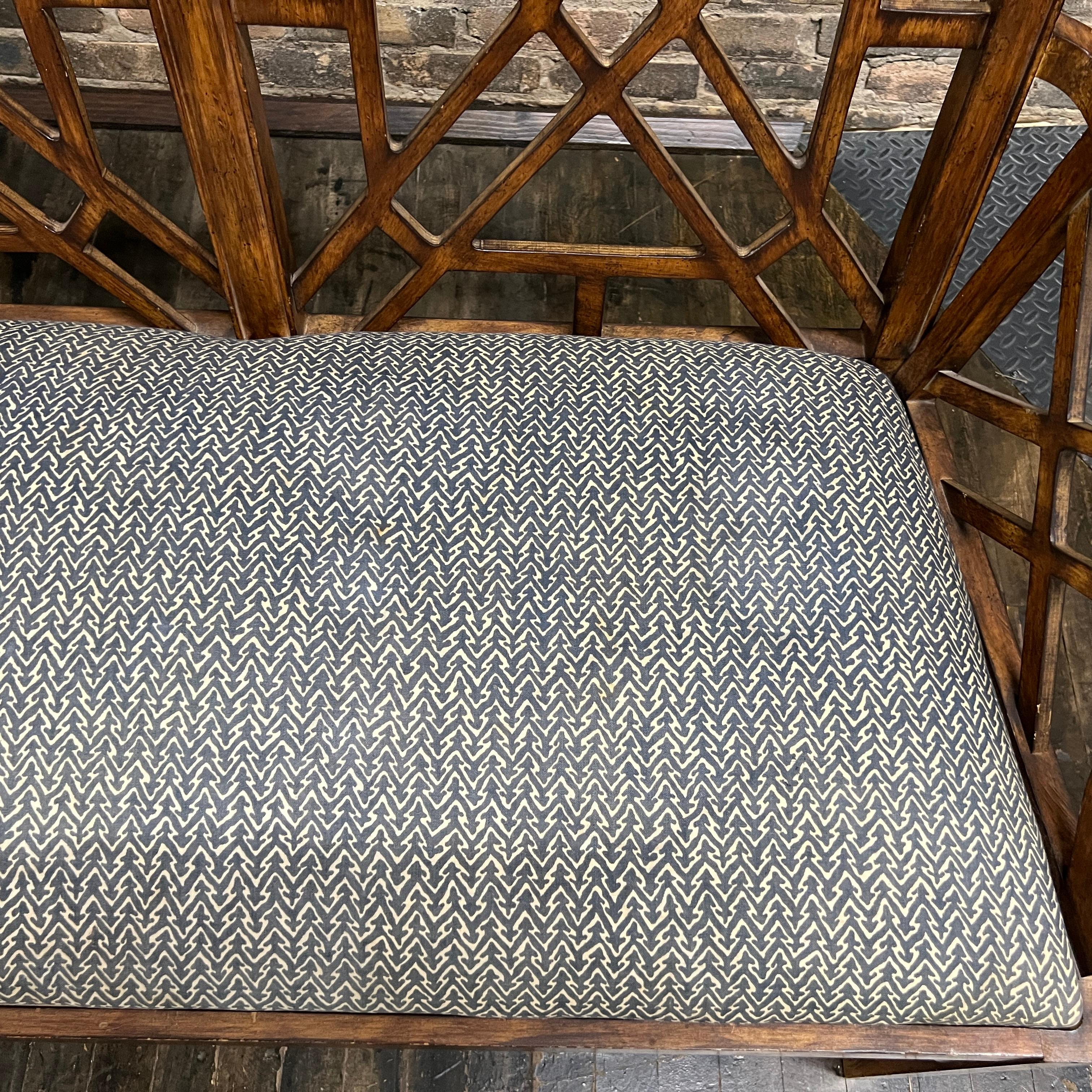 Tissu d'ameublement Banc ou causeau chinois de style Chippendale avec détails en forme de pagode en vente
