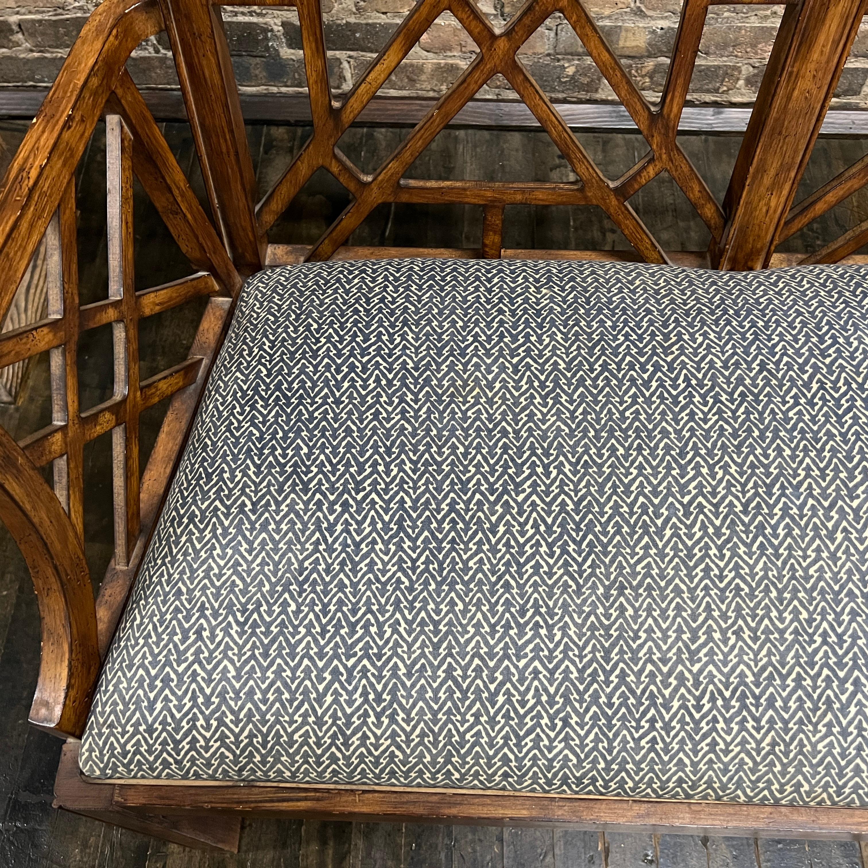 Banc ou causeau chinois de style Chippendale avec détails en forme de pagode en vente 1