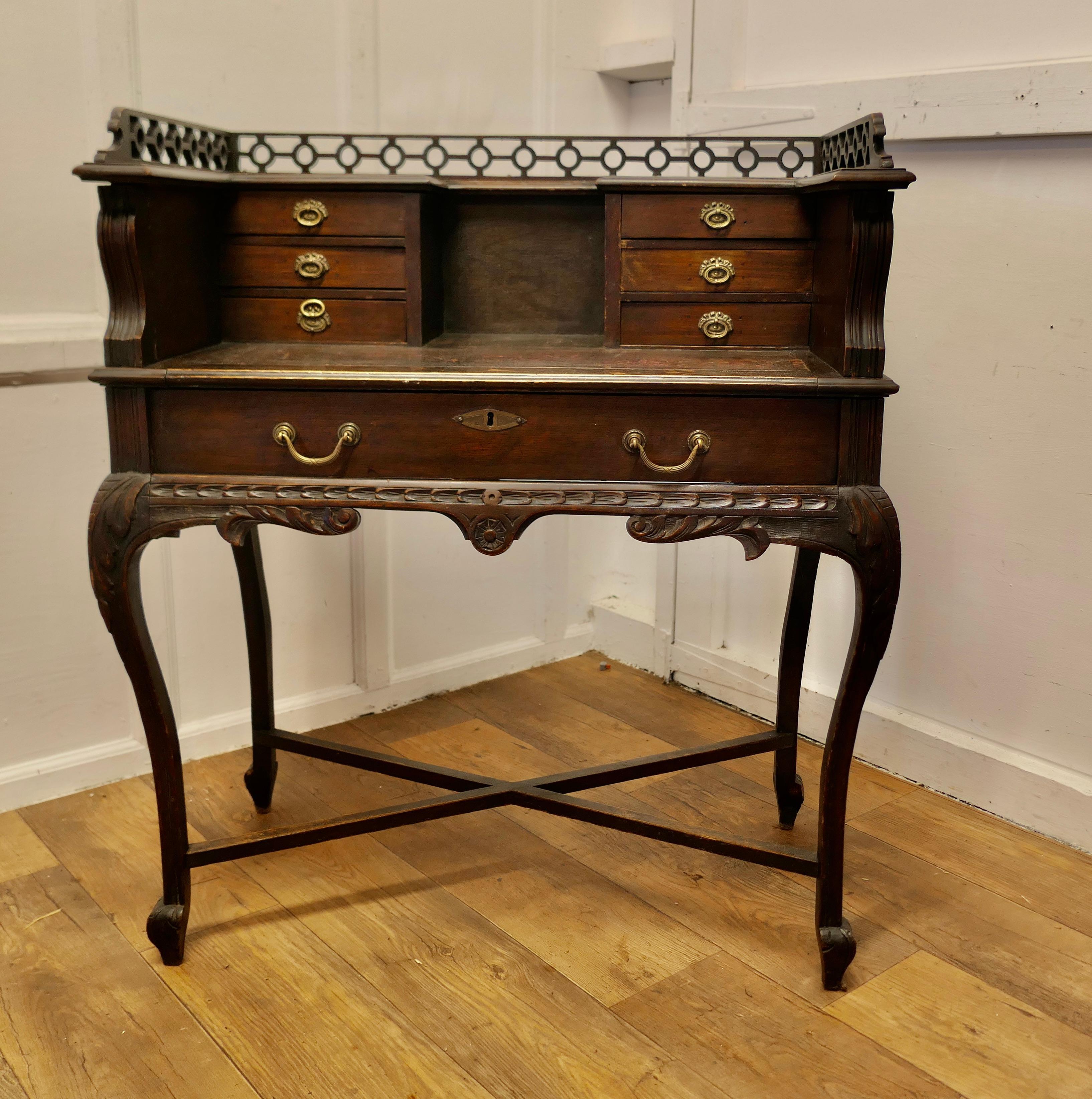 Scrivania cinese in stile Carleton House di Chippendale


Si tratta di una scrivania Carleton Design dal design superbo, realizzata in Oak 
La scrivania ha una galleria intagliata in rilievo sul retro con 6 cassetti, inoltre la scrivania ha un piano