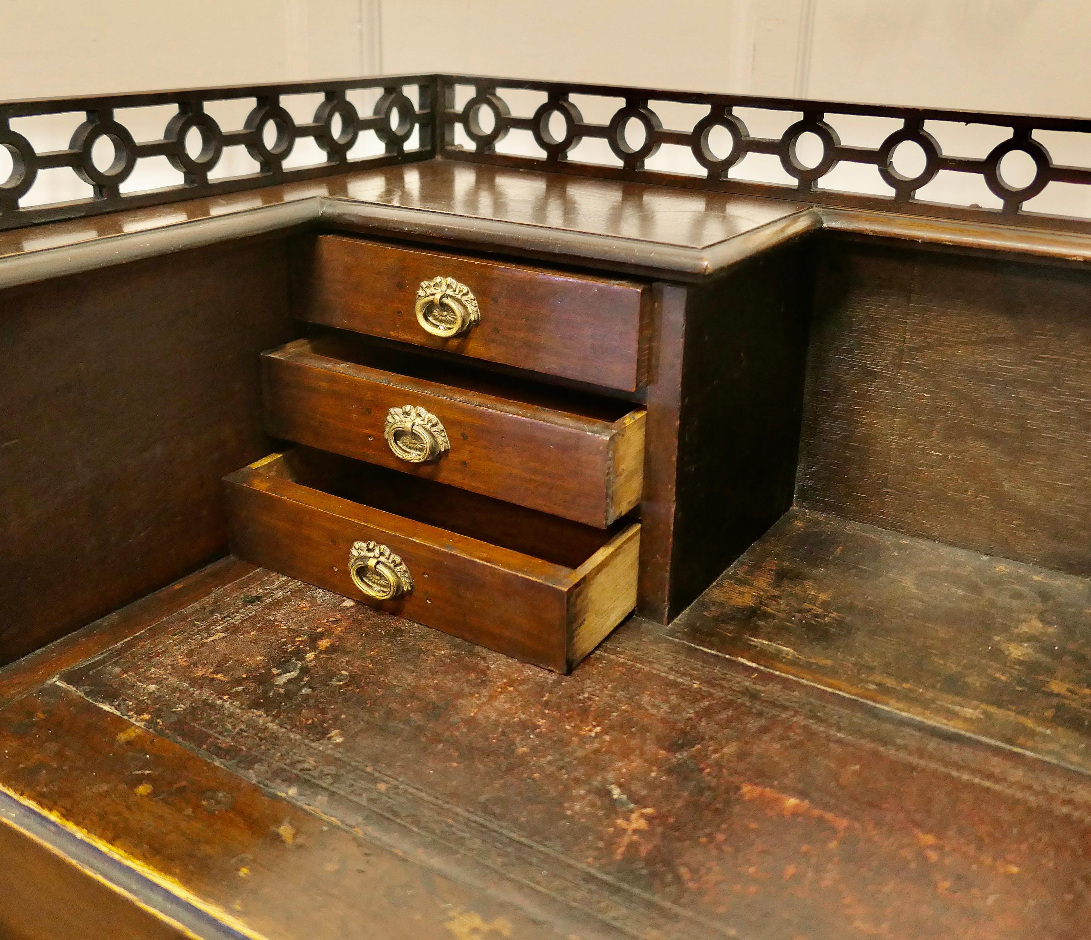 XIX secolo Scrivania cinese in stile Carleton House di Chippendale in vendita
