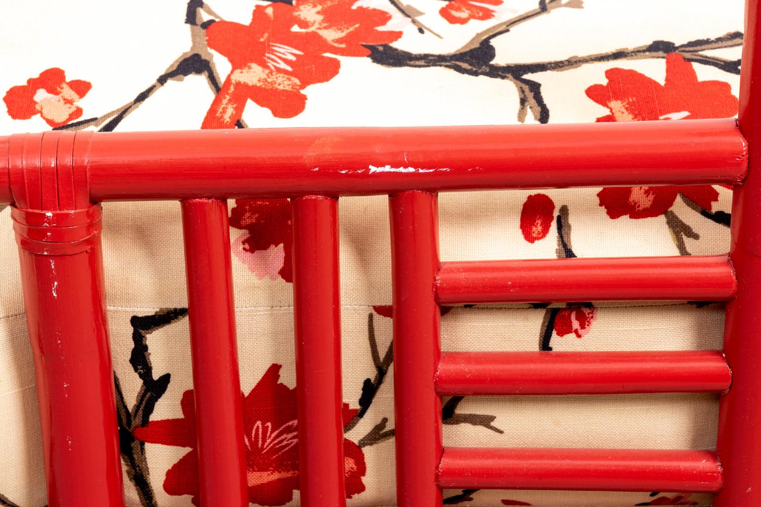 Chinese Chippendale Style Chaise Lounge Chair with Painted Bamboo Frame In Good Condition For Sale In Stamford, CT