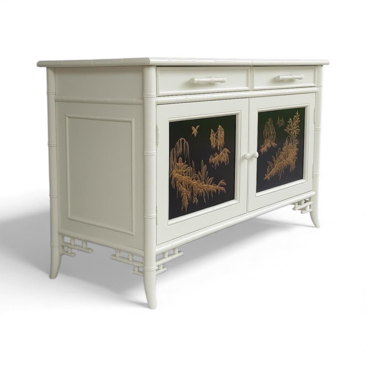 Cabinet in bambù finto in stile Chippendale cinese di Century Furniture in vendita 5