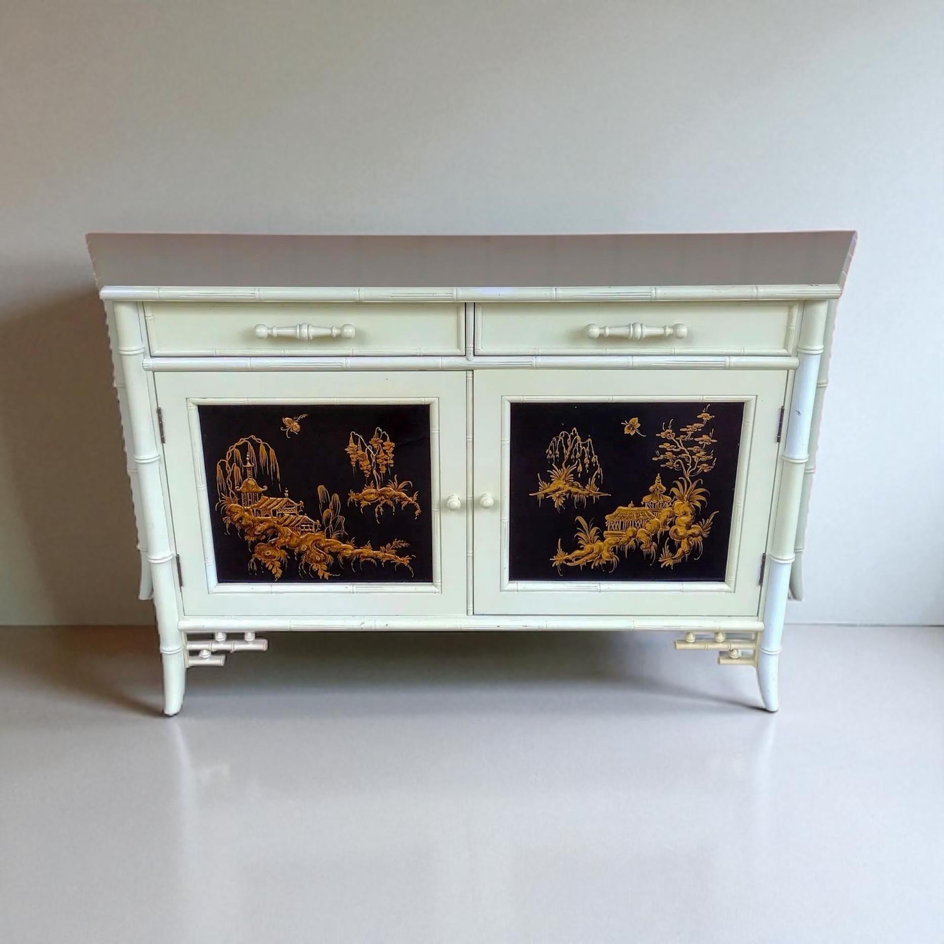 Si tratta di un mobile cinese a cineserie in stile chippendale di Century Furniture. Molto probabilmente risale agli anni '70. Ha una finta cornice intagliata  Telaio in bambù e traforo. L'armadio si apre su uno spazio aperto. Possiamo aggiungere