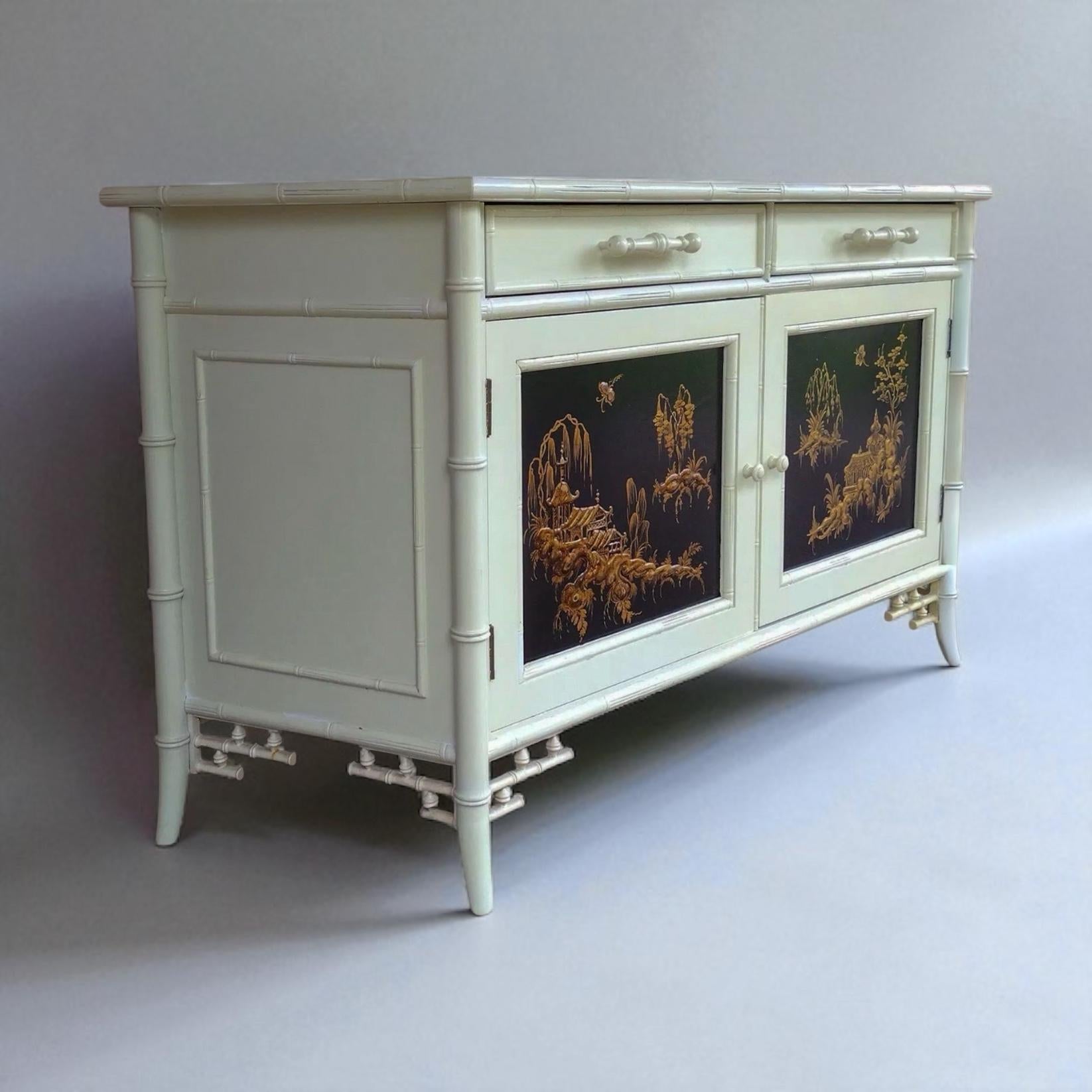 Americano Cabinet in bambù finto in stile Chippendale cinese di Century Furniture in vendita