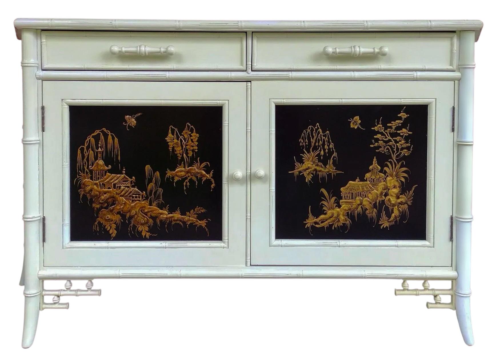 Legno Cabinet in bambù finto in stile Chippendale cinese di Century Furniture in vendita