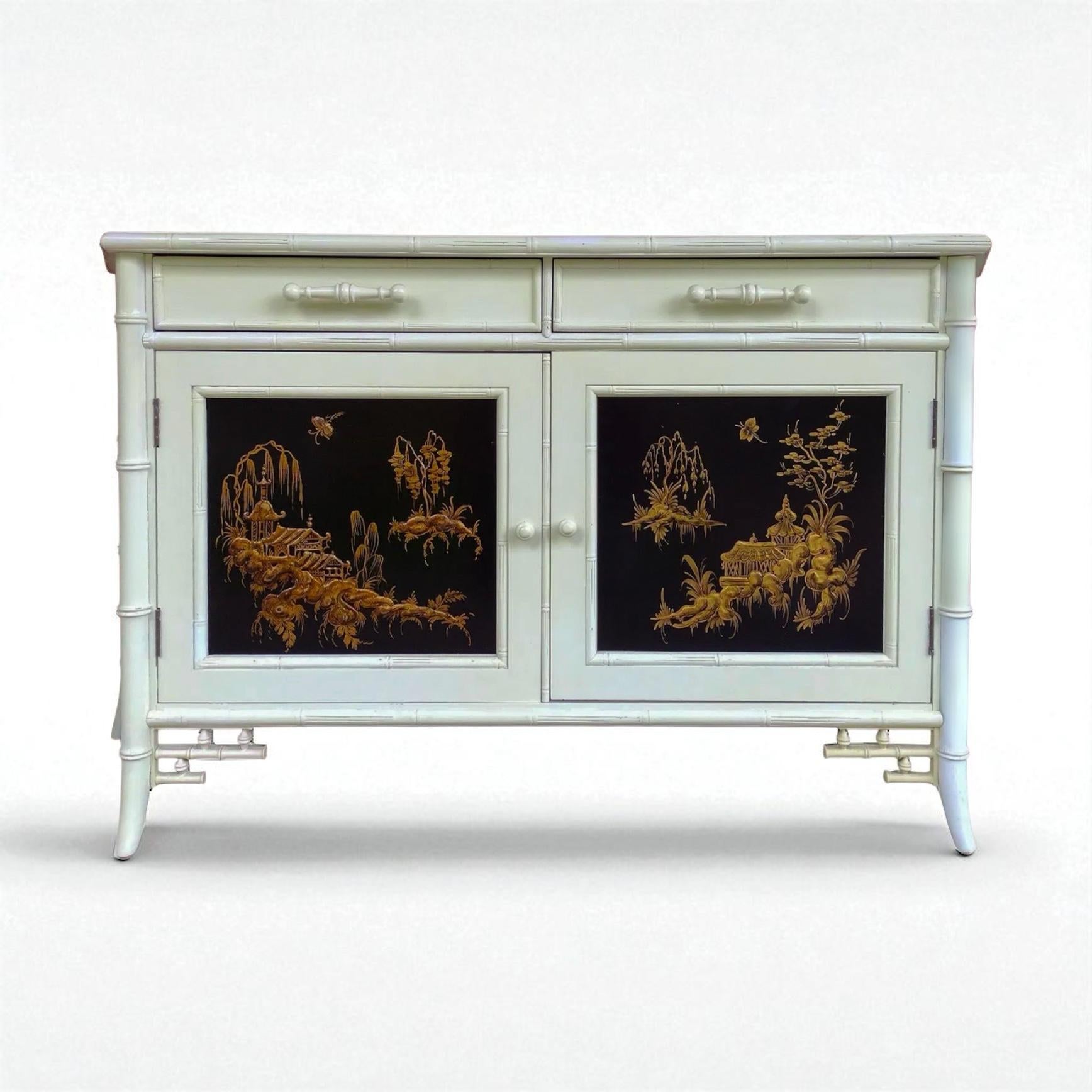 Cabinet in bambù finto in stile Chippendale cinese di Century Furniture in vendita 3