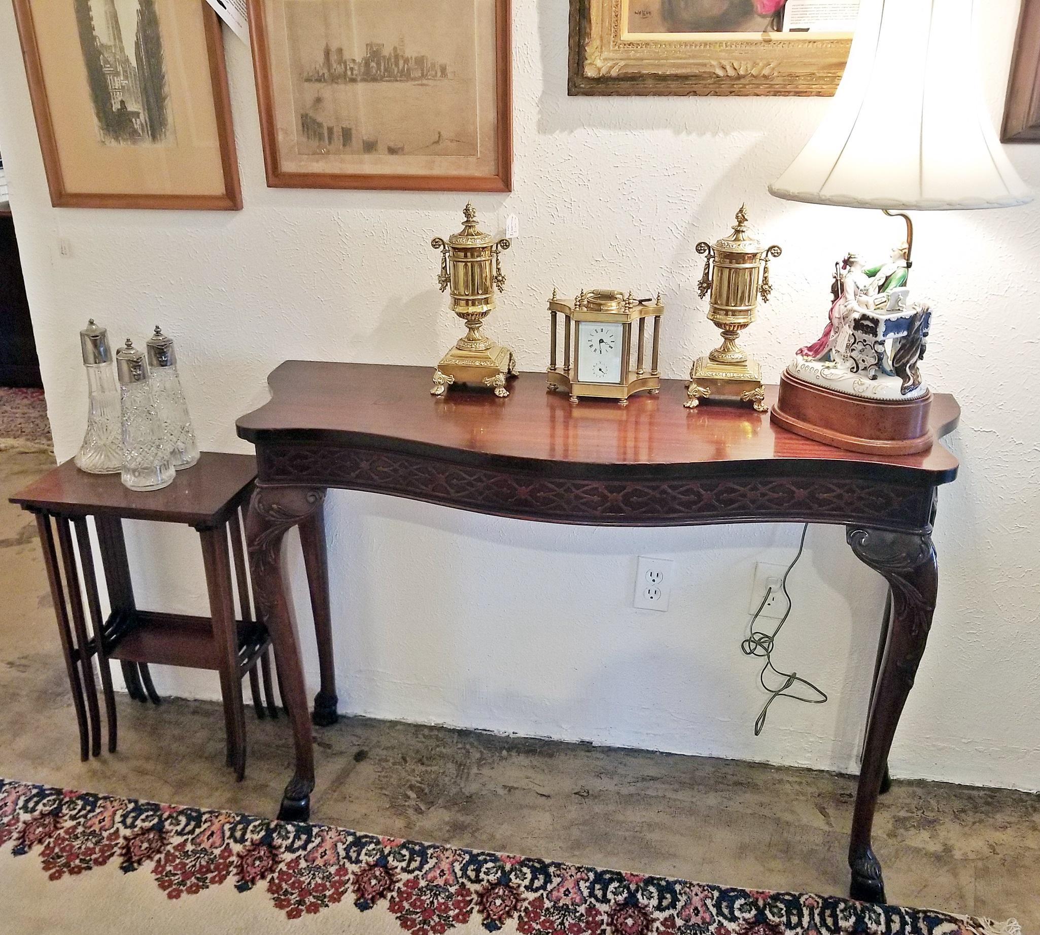 PRESENTE une GORGEUSE table console de style Chippendale du début du 20e siècle, avec pieds en sabot, aux proportions soignées.

Datant d'environ 1900-20, cette table est de style classique Chippendale.

Dessus en forme de serpentin incurvé.

Il