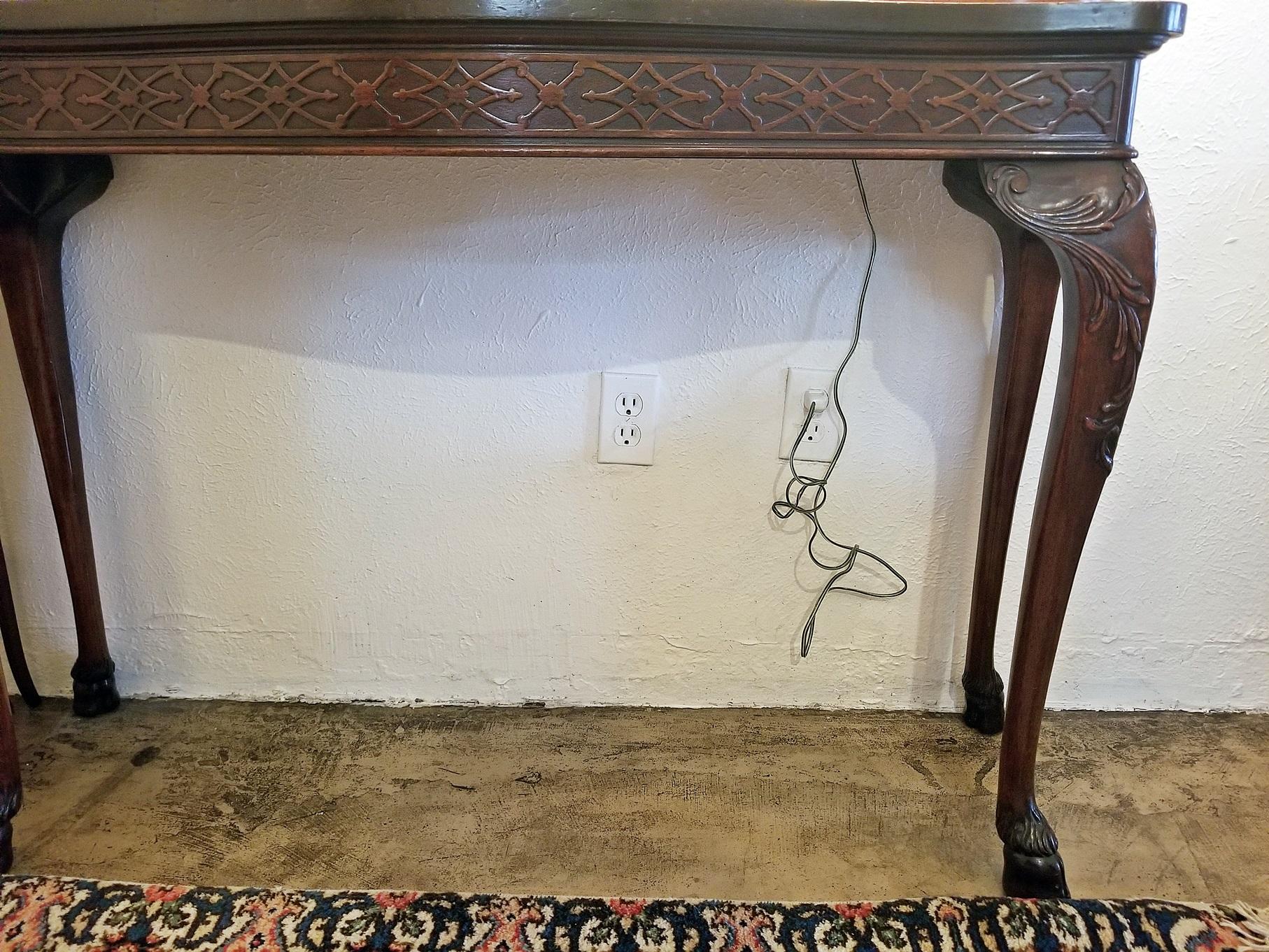 Américain Table console de style Chippendale avec pieds en sabot en vente
