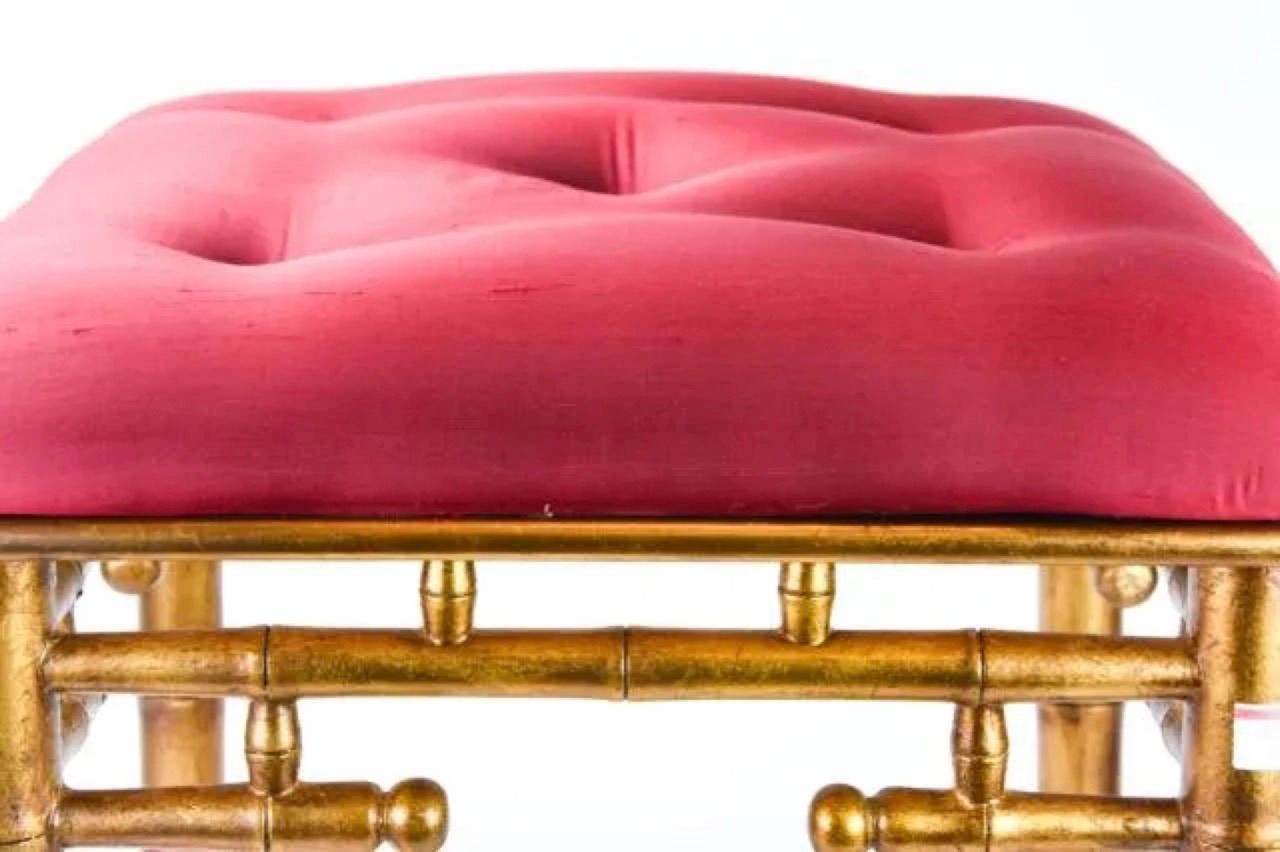 Tabouret de style chinois Chippendale en faux bambou peint à l'or avec dessus tapissé de soie rouge, datant du milieu du 20e siècle. Créé en Angleterre au milieu du siècle dernier, le plateau rembourré repose sur une base de style chinois