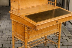 Grand secrétaire de style chinois Chippendale en faux bambou avec un bureau incliné à dessus relevable