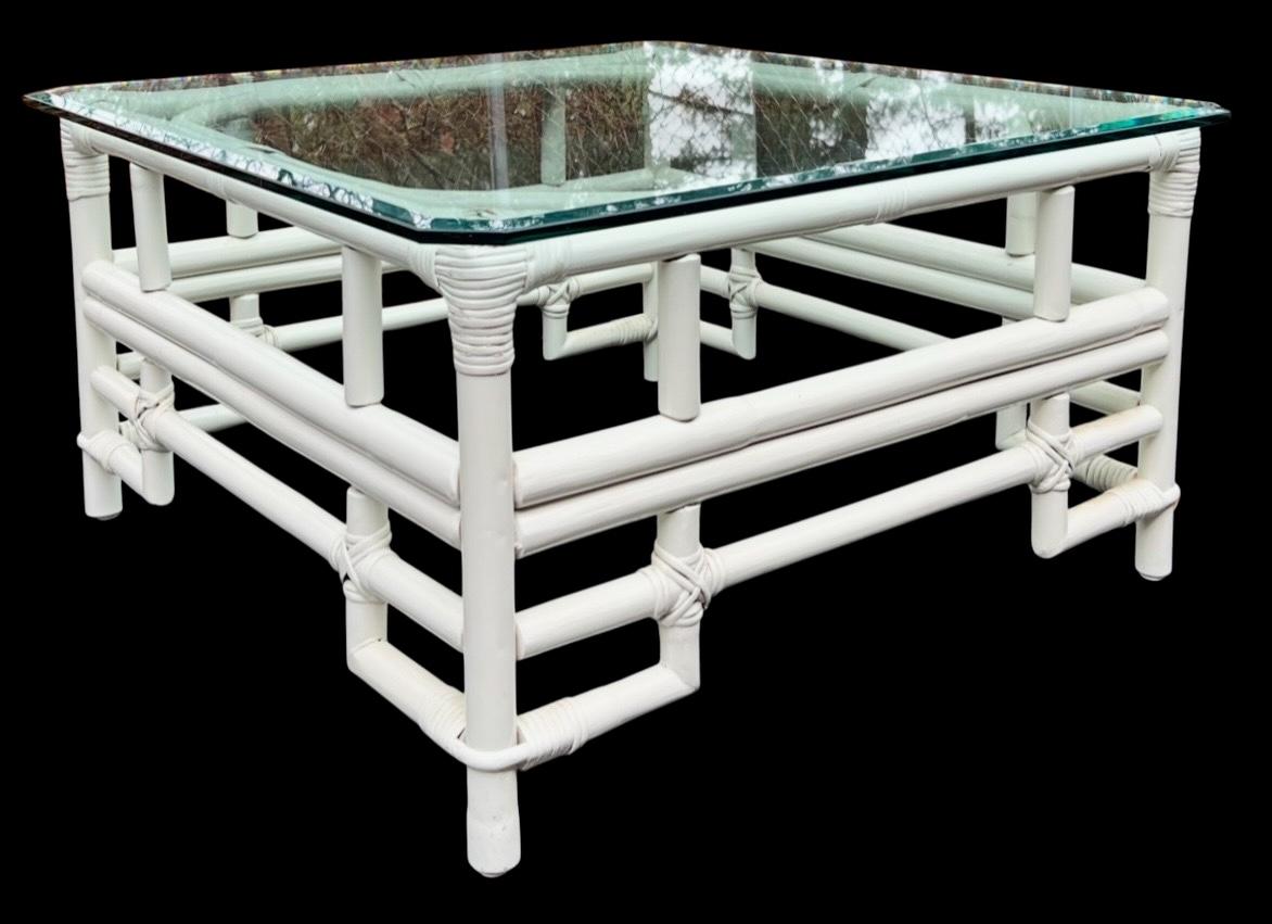 Il s'agit d'une table basse carrée en rotin de style Chippendale chinois blanc, fabriquée par Feeks Reed. Il a un plateau en verre et est en très bon état.