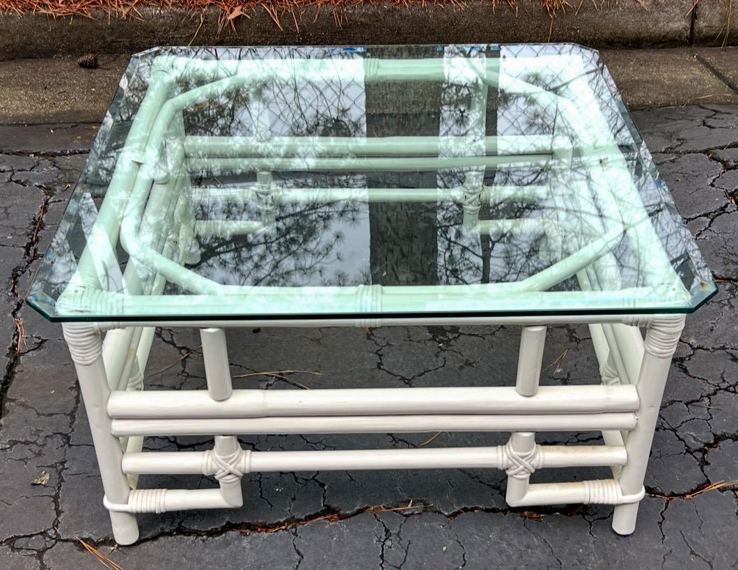 Chippendale chinois Table basse chinoise à plateau en verre en rotin blanc de style Whiting Reed en vente