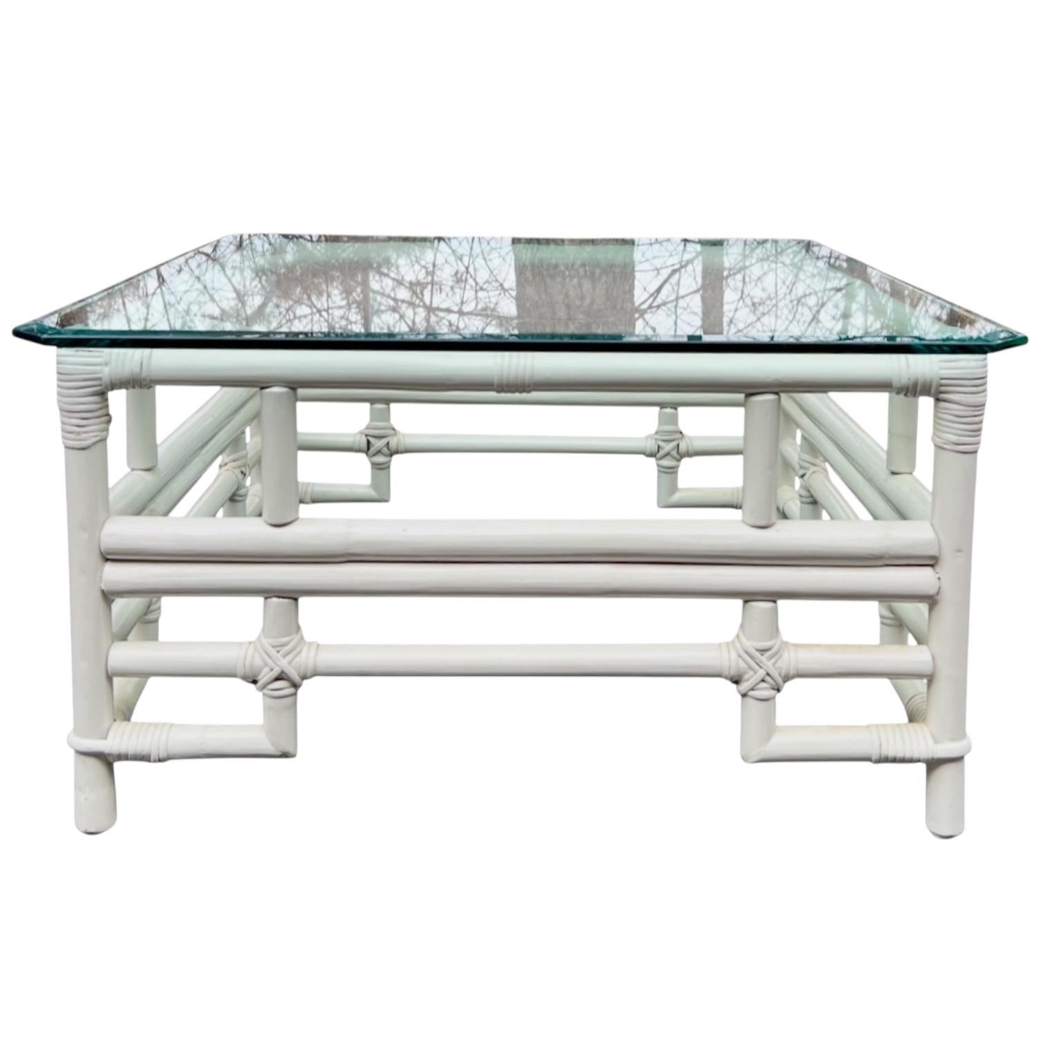 Américain Table basse chinoise à plateau en verre en rotin blanc de style Whiting Reed en vente