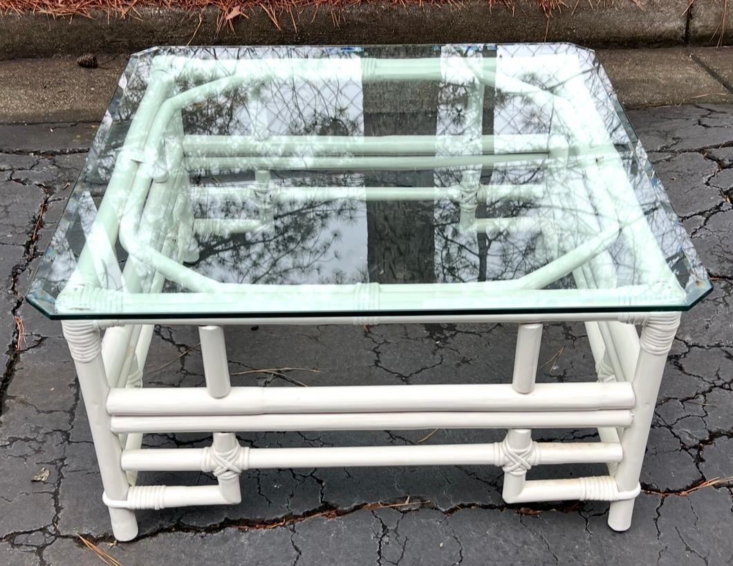 Table basse chinoise à plateau en verre en rotin blanc de style Whiting Reed Bon état - En vente à Kennesaw, GA