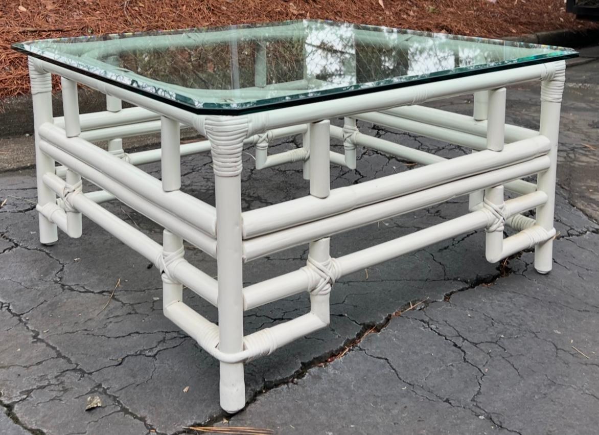 20ième siècle Table basse chinoise à plateau en verre en rotin blanc de style Whiting Reed en vente