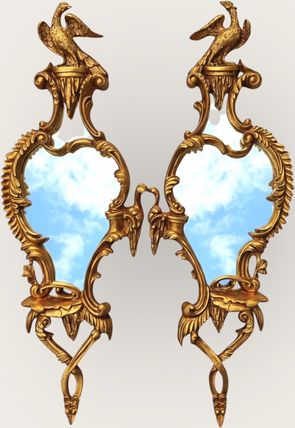 Il s'agit d'une paire de miroirs muraux en bois doré et composition de style chippendale chinois de la fin du 20e siècle. Ils sont dotés d'un oiseau de type Condit, et les miroirs sont en très bon état. Ils ne sont pas marqués.