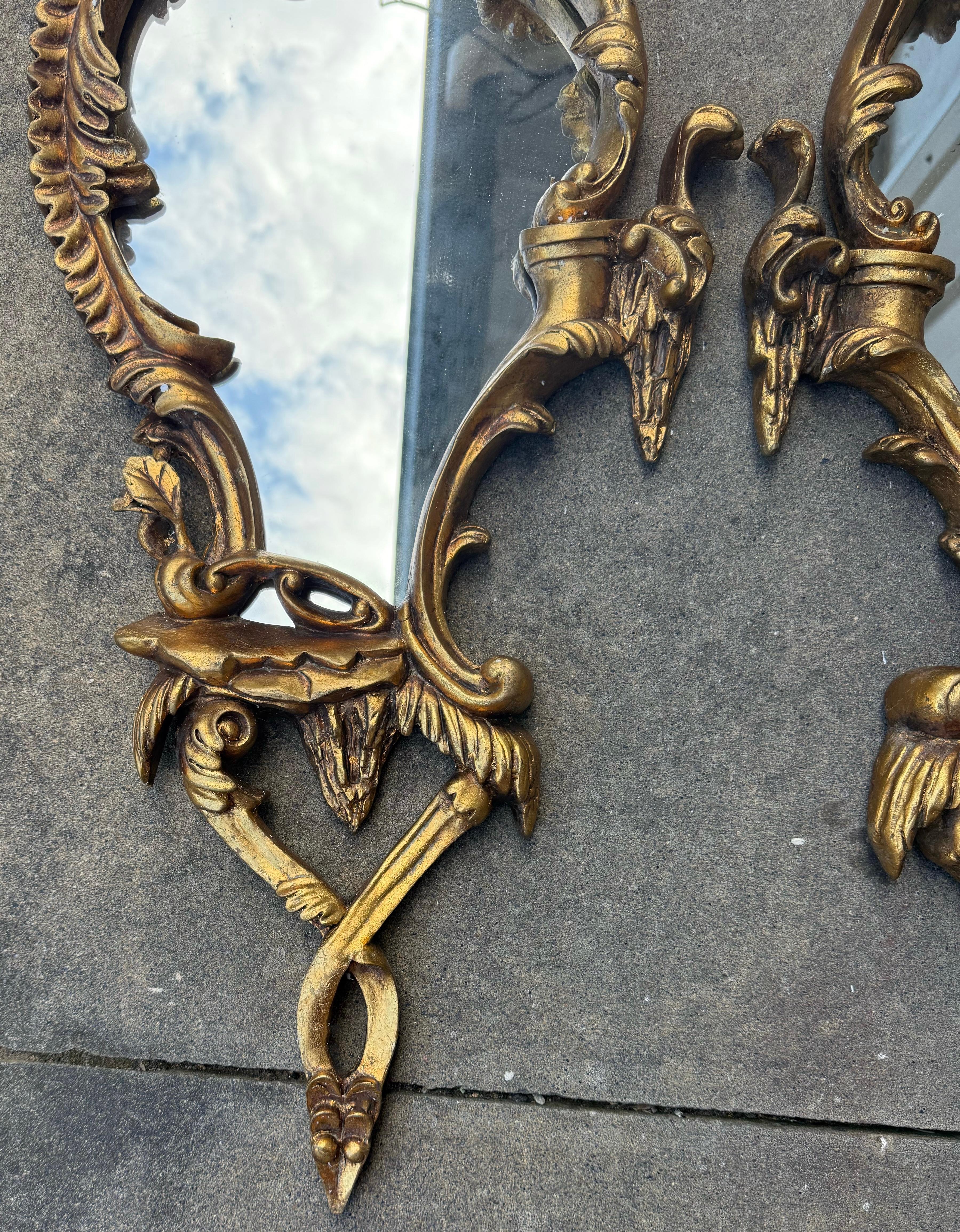 20ième siècle Miroirs muraux dorés de style Chippendale avec oiseaux Ho Ho opposés - Paire en vente