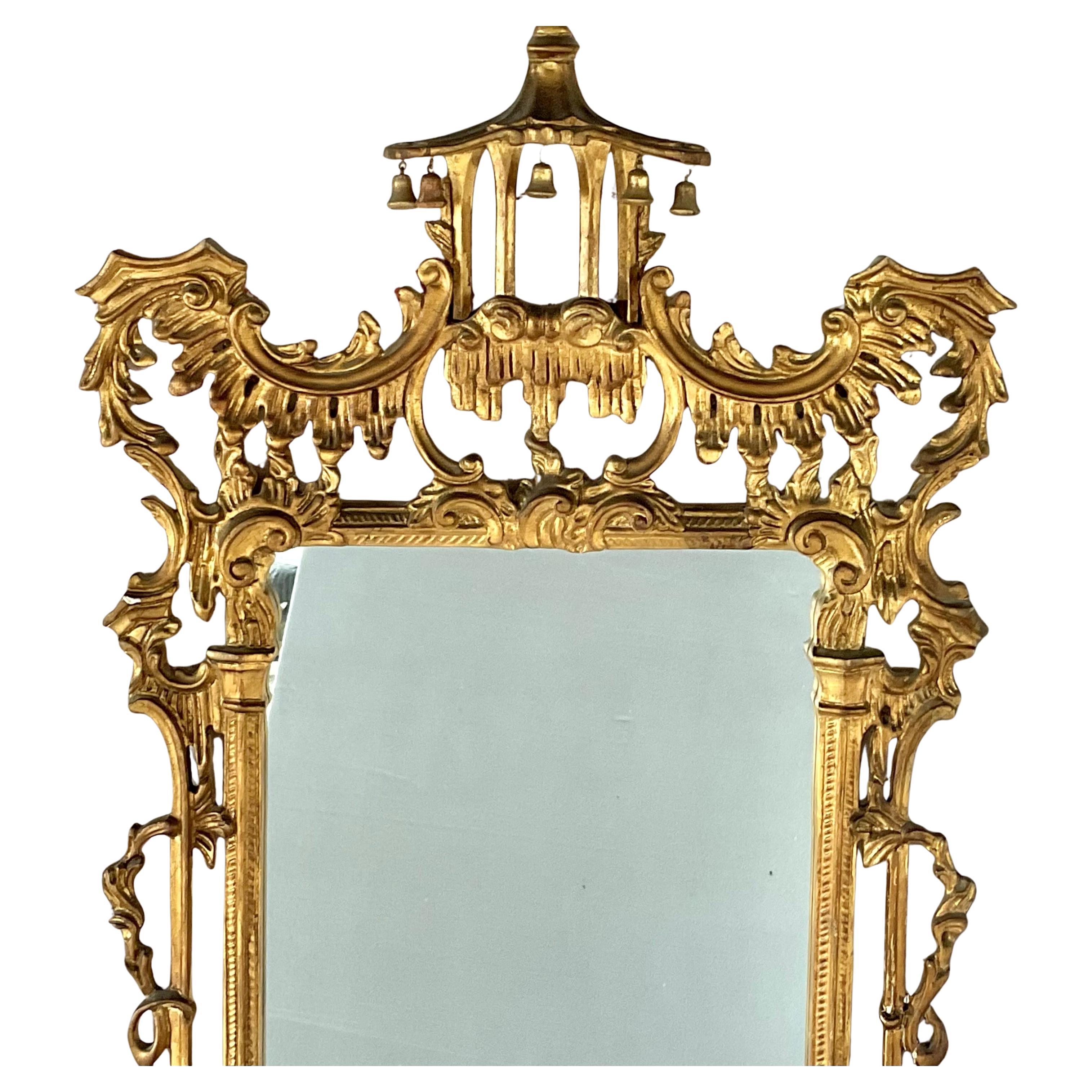 Miroir en bois doré de style Chippendale chinois. Le miroir a un cadre en bois doré dans le style du Chippendale chinois - une fusion du design rococo anglais avec des motifs stylisés de l'Asie de l'Est, popularisée au milieu du 18e siècle et