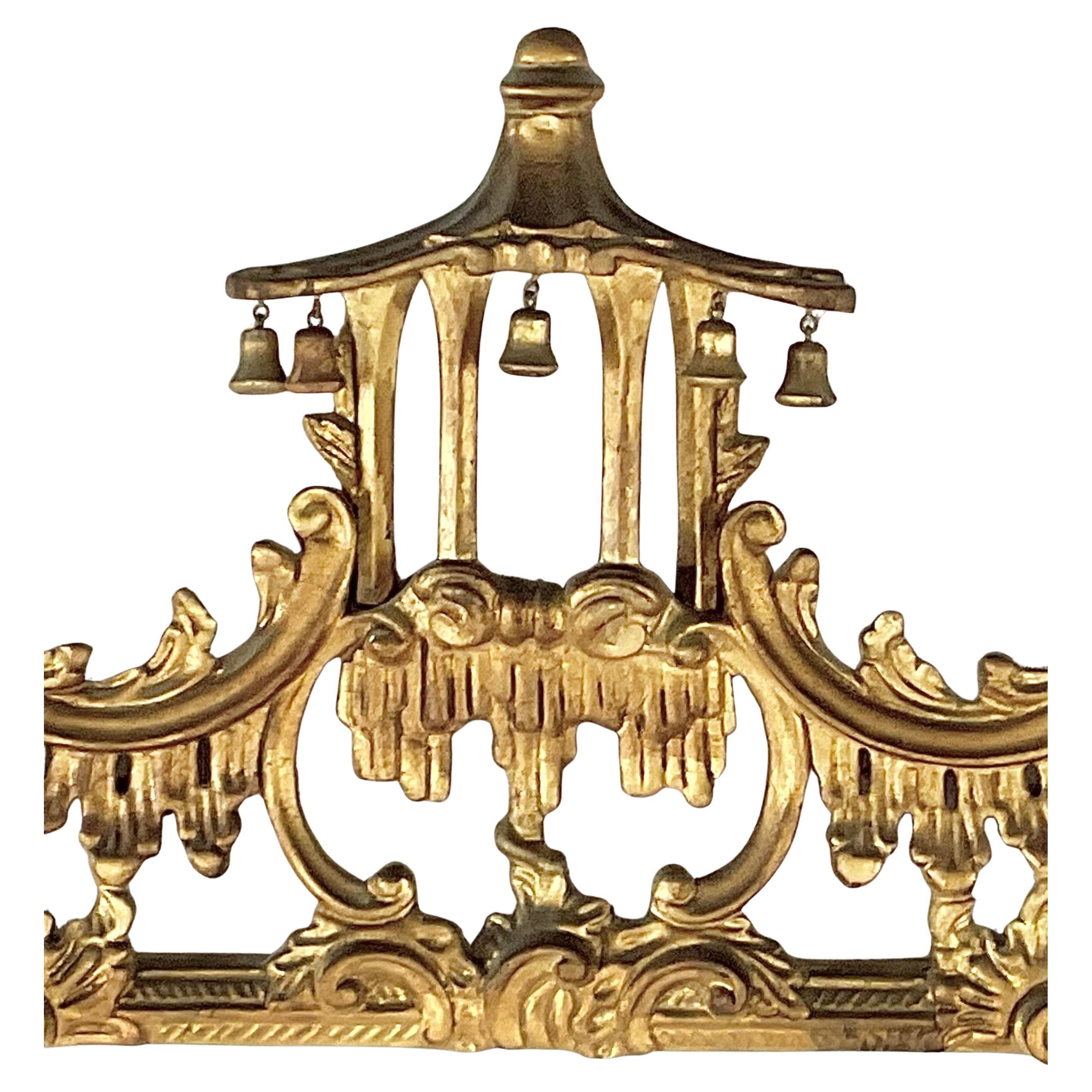Britannique Miroir chinois de style Chippendale en bois doré en vente